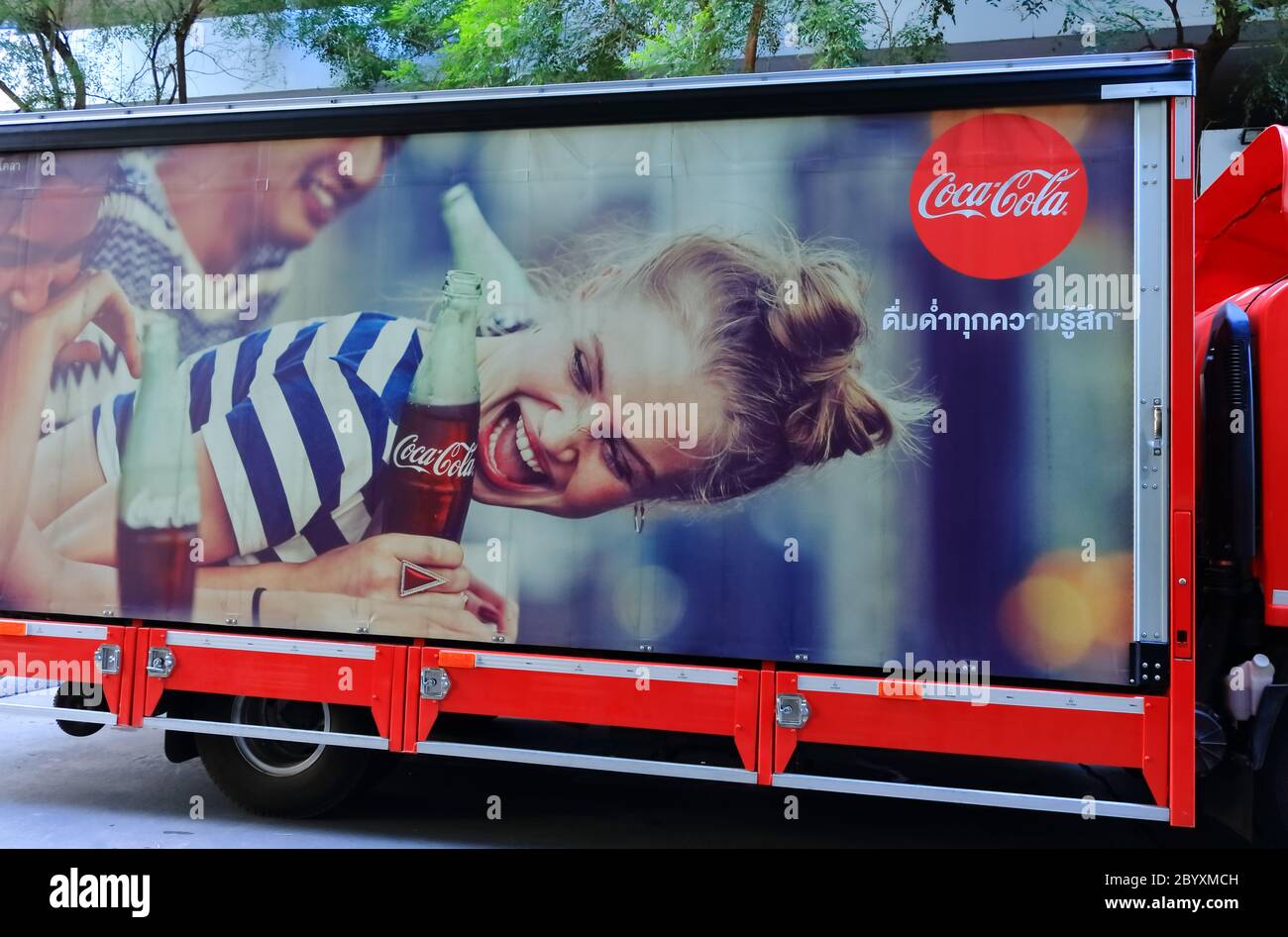 Bangkok, Thaïlande - 3 juin 2020 : gros plan et attention sélective sur le panneau d'affichage de coca cola sur le côté du camion de livraison Banque D'Images