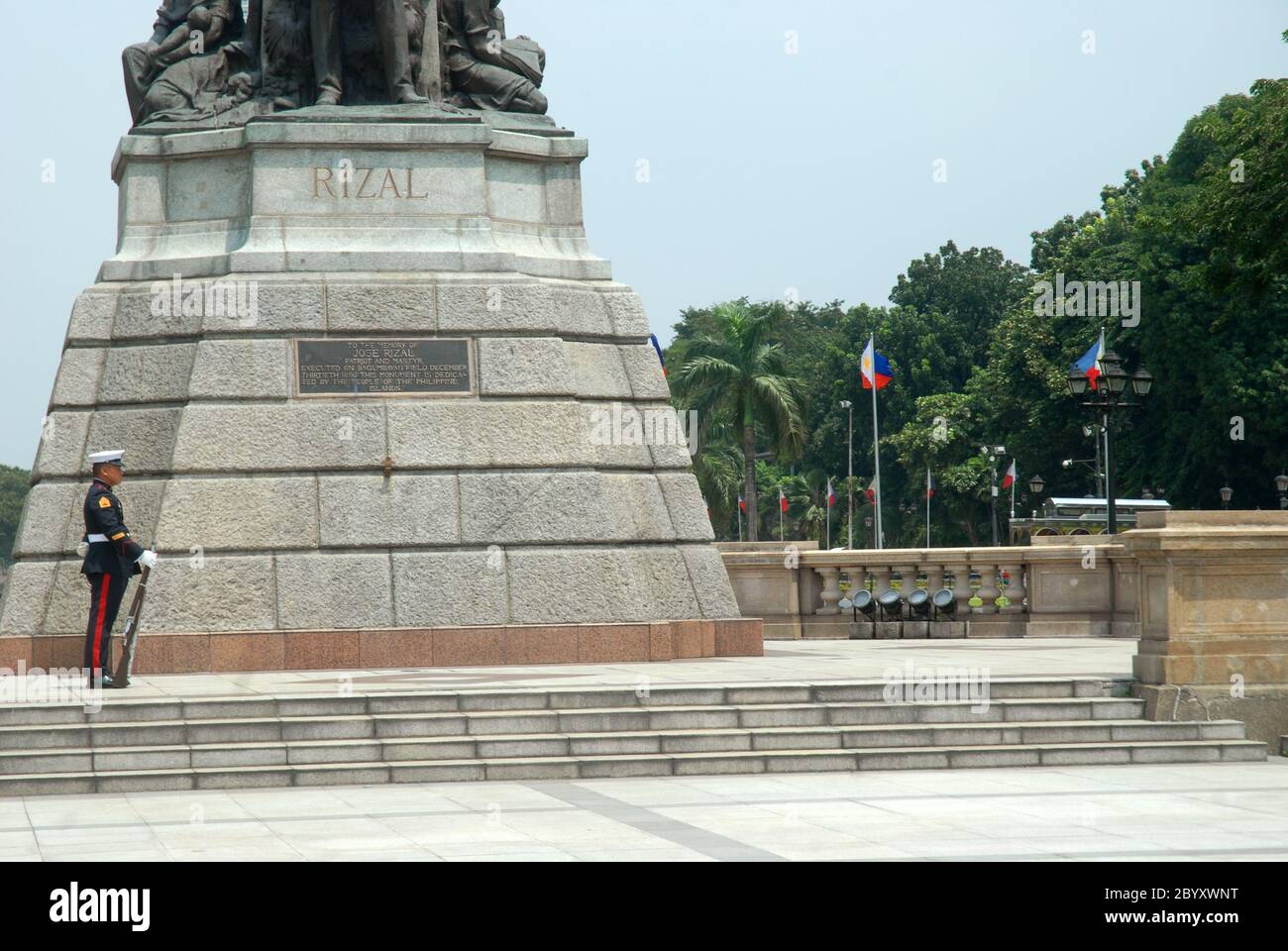 Un soldat solitaire garde le monument Rizal à Rizal Park ou Luneta, Manille, Philippines, Asie. Banque D'Images