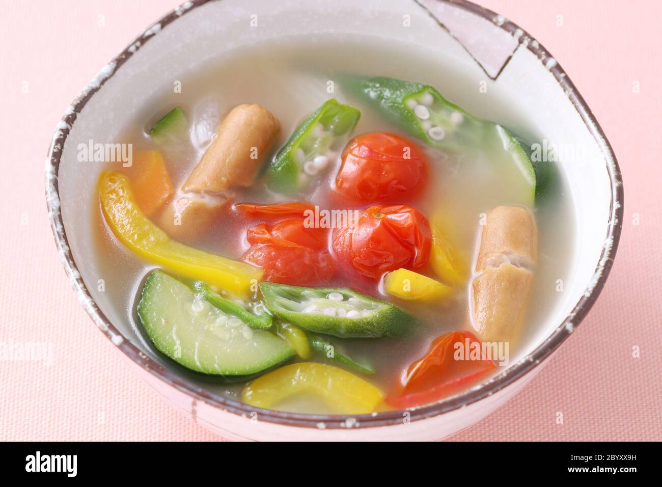 Soupe de saucisses et légumes, Pot-au-feu (style japonais) Banque D'Images