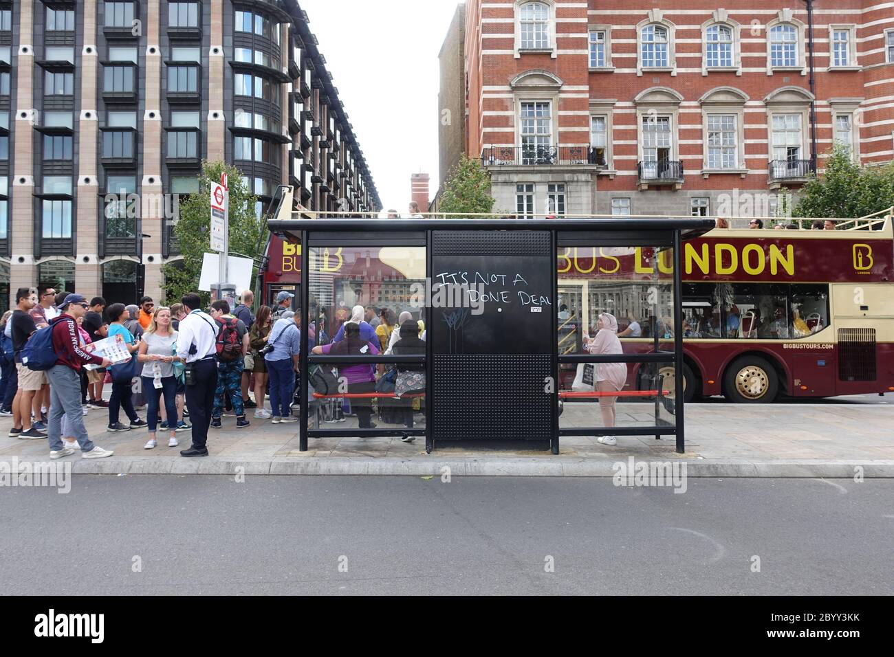 Un graffitti anti-Brexit dans un abri de bus à Londres Banque D'Images