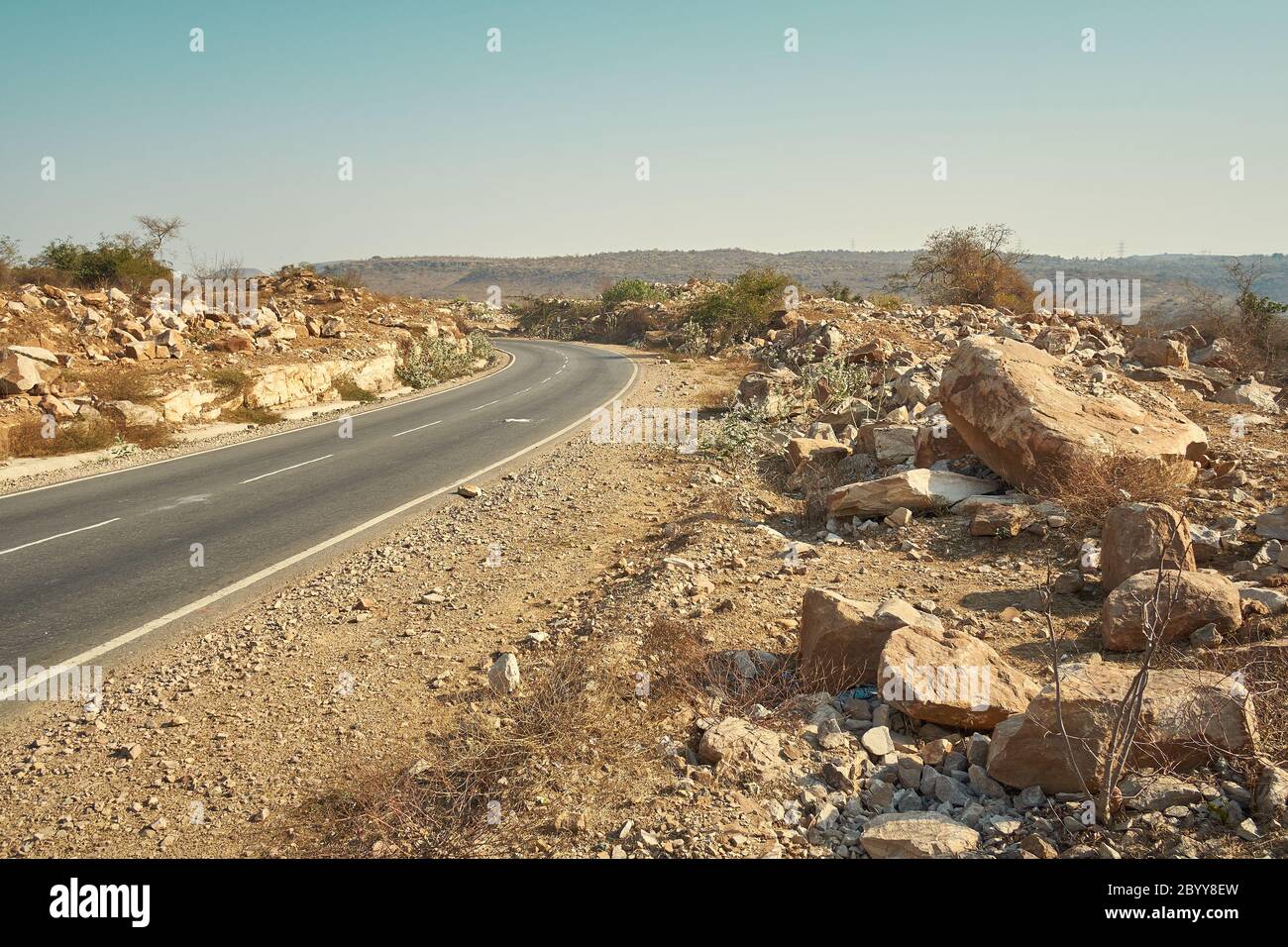 L'autoroute Aear Chakiya, non loin de Varanasi dans l'Uttar Pradesh, Inde. Les routes rurales en Inde se sont tellement améliorées. Banque D'Images