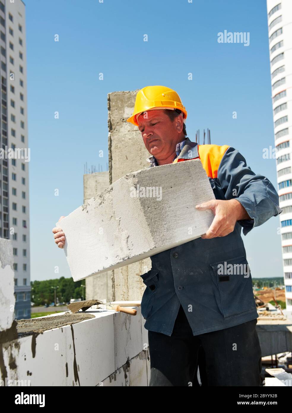 bricklayer à des travaux de maçonnerie de construction Banque D'Images