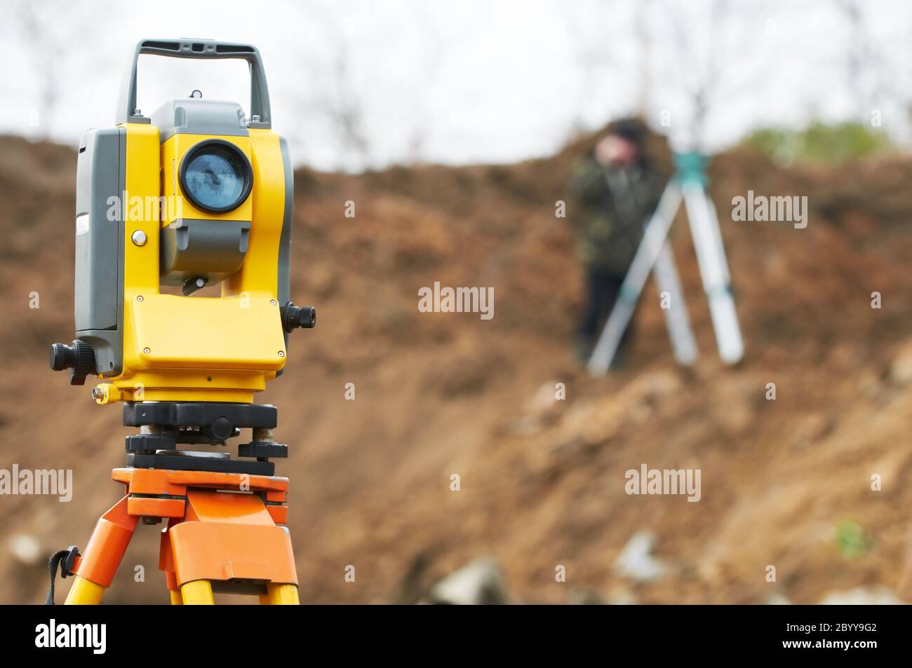 Théodolite Surveyor sur trépied Banque D'Images