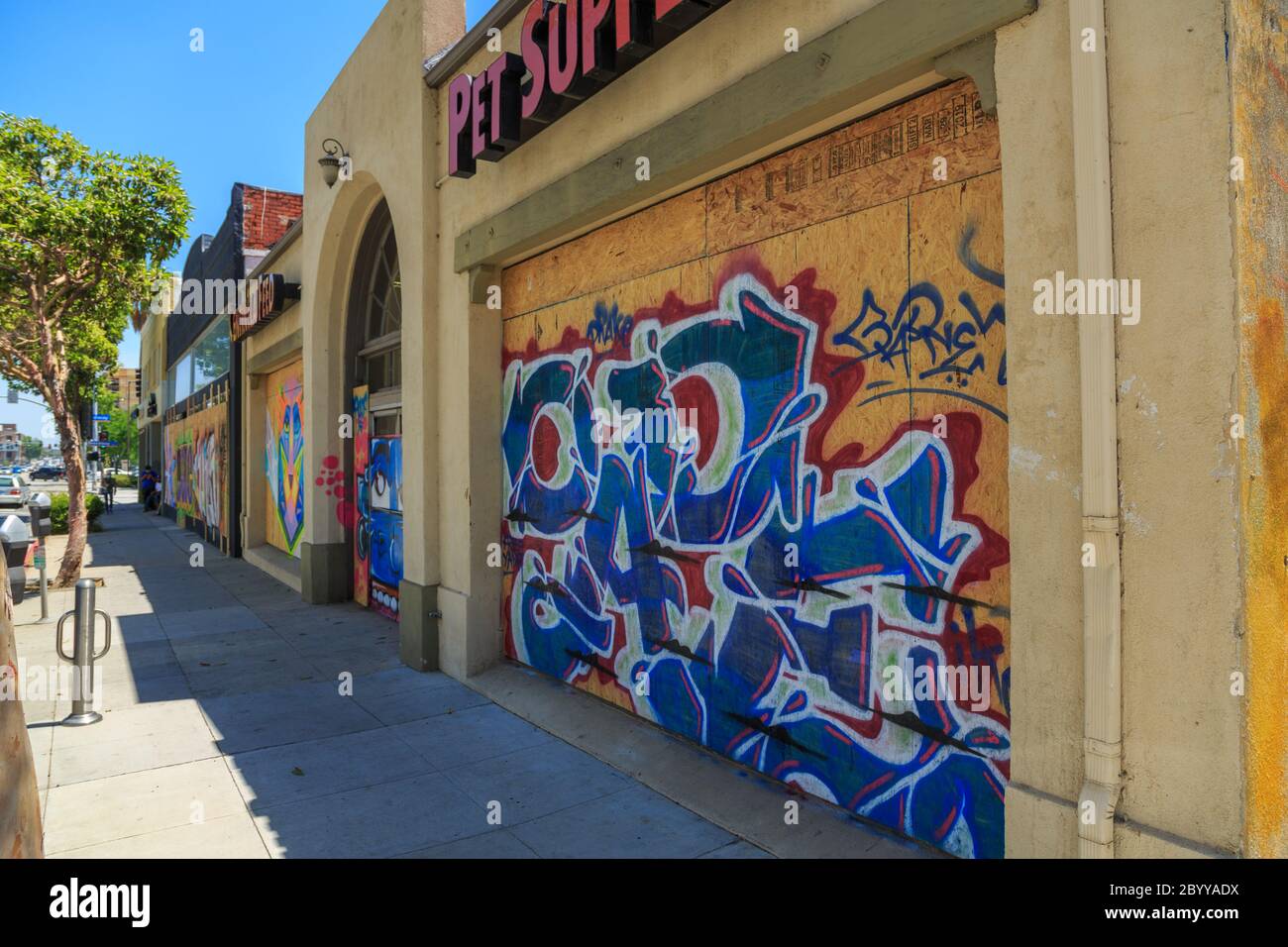 Peintures murales protestant contre le meurtre de George Floyd sur des panneaux de contreplaqué couvrant les fenêtres de la façade de Lincoln Blvd, Santa Monica, Los Angeles, Californie Banque D'Images