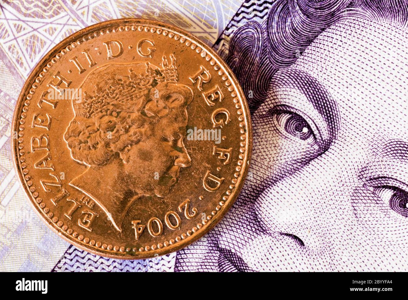 un penny sur un billet de 20 livres Banque D'Images