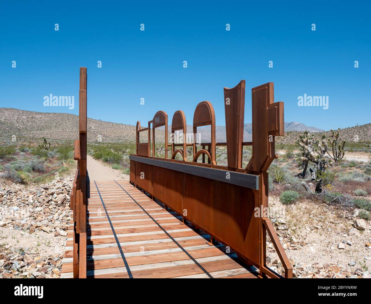 Pont décoratif sur un lavant le long d'un sentier de randonnée à GoodSprings, Nevada Banque D'Images