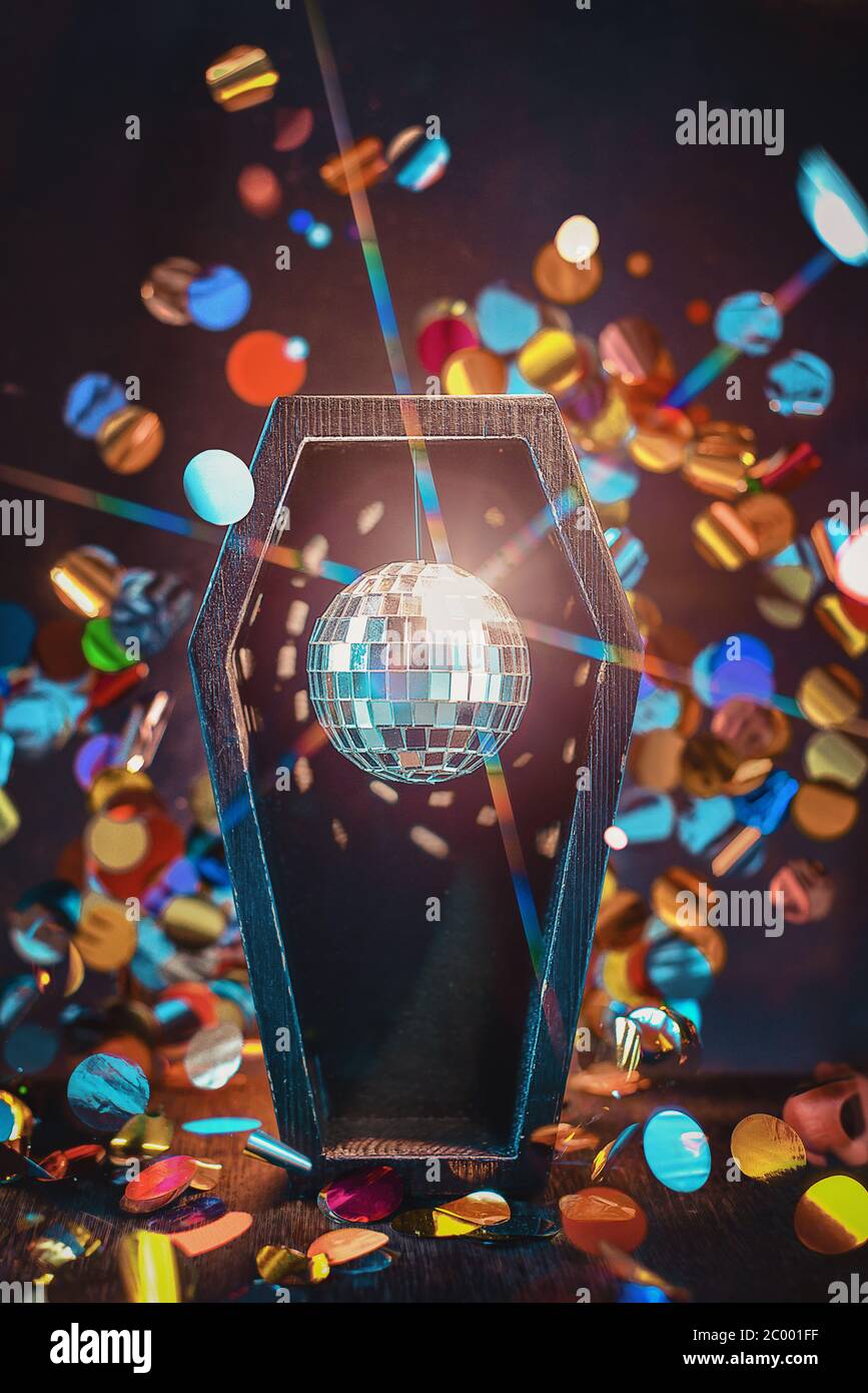 Boule disco dans un cercueil avec confetti, memento mori concept, la mort danse encore la vie Banque D'Images