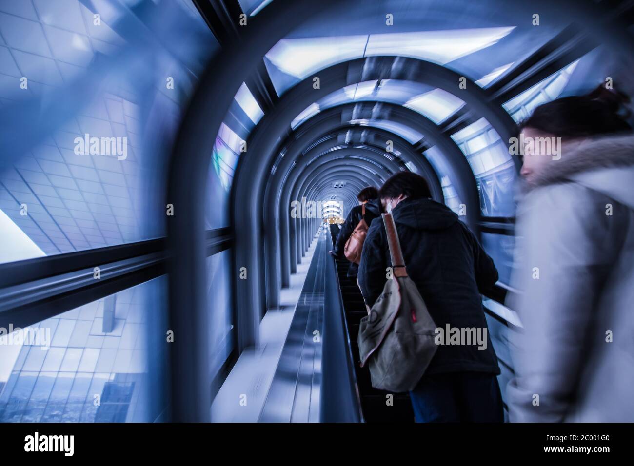 OSAKA -2 DÉCEMBRE : tunnel de l'escalier mécanique à Umeda Sky Bâtimentn le 2 décembre 12 à Osaka, Japon. C'est le douzième plus haut bâtiment Banque D'Images