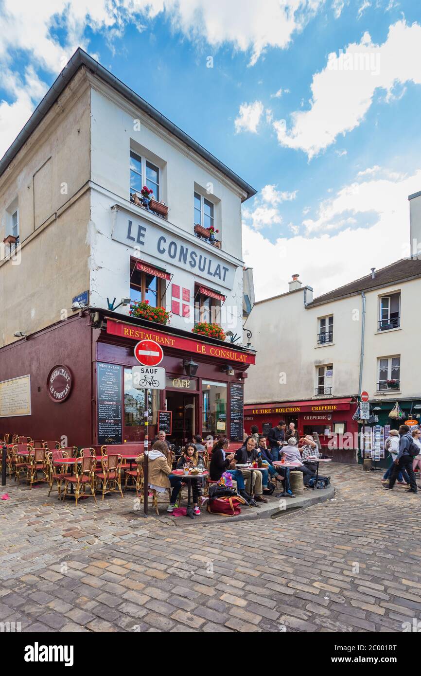 PARIS - 14 mai : vue sur un café typique de paris le 14 mai 2014 à Paris. La région de Montmartre est l'une des destinations les plus populaires de Paris Banque D'Images