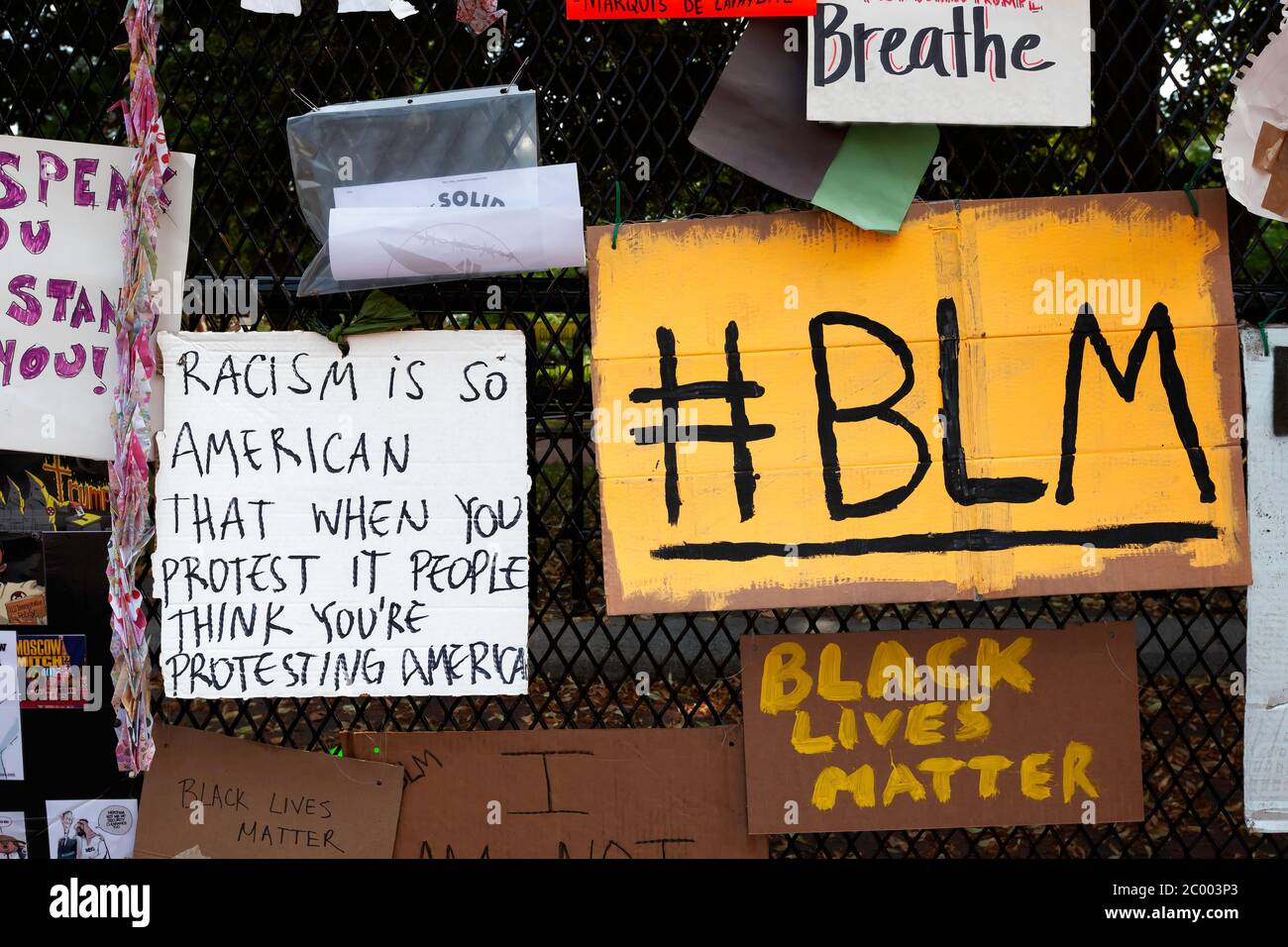 Des œuvres d'art et des panneaux de protestation sont accrochés à la clôture entourant Lafayette Square (Lafayette Park) à Black Lives Matter Plaza, Washington, DC, États-Unis Banque D'Images