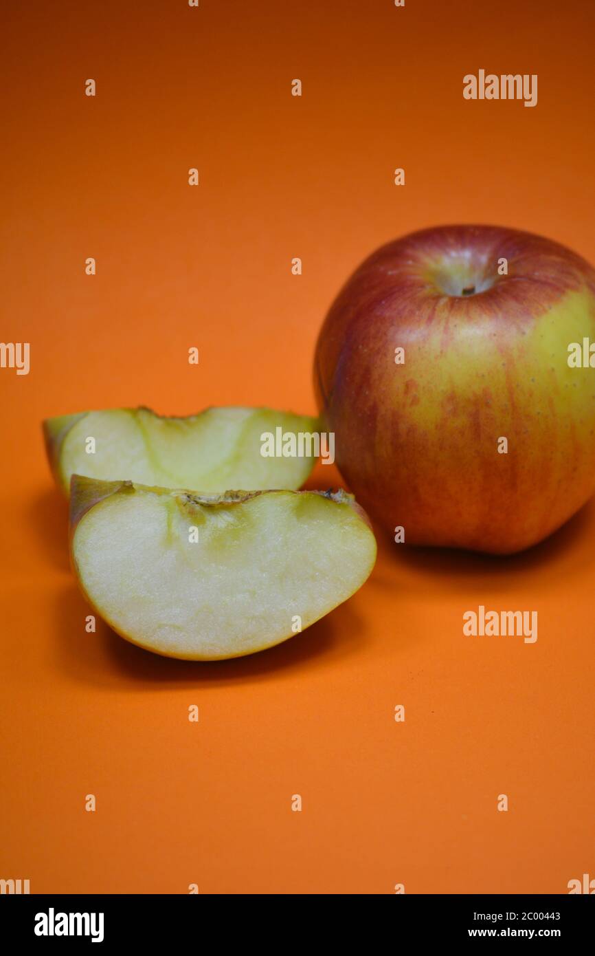 Pomme avec tranches sur fond orange Banque D'Images
