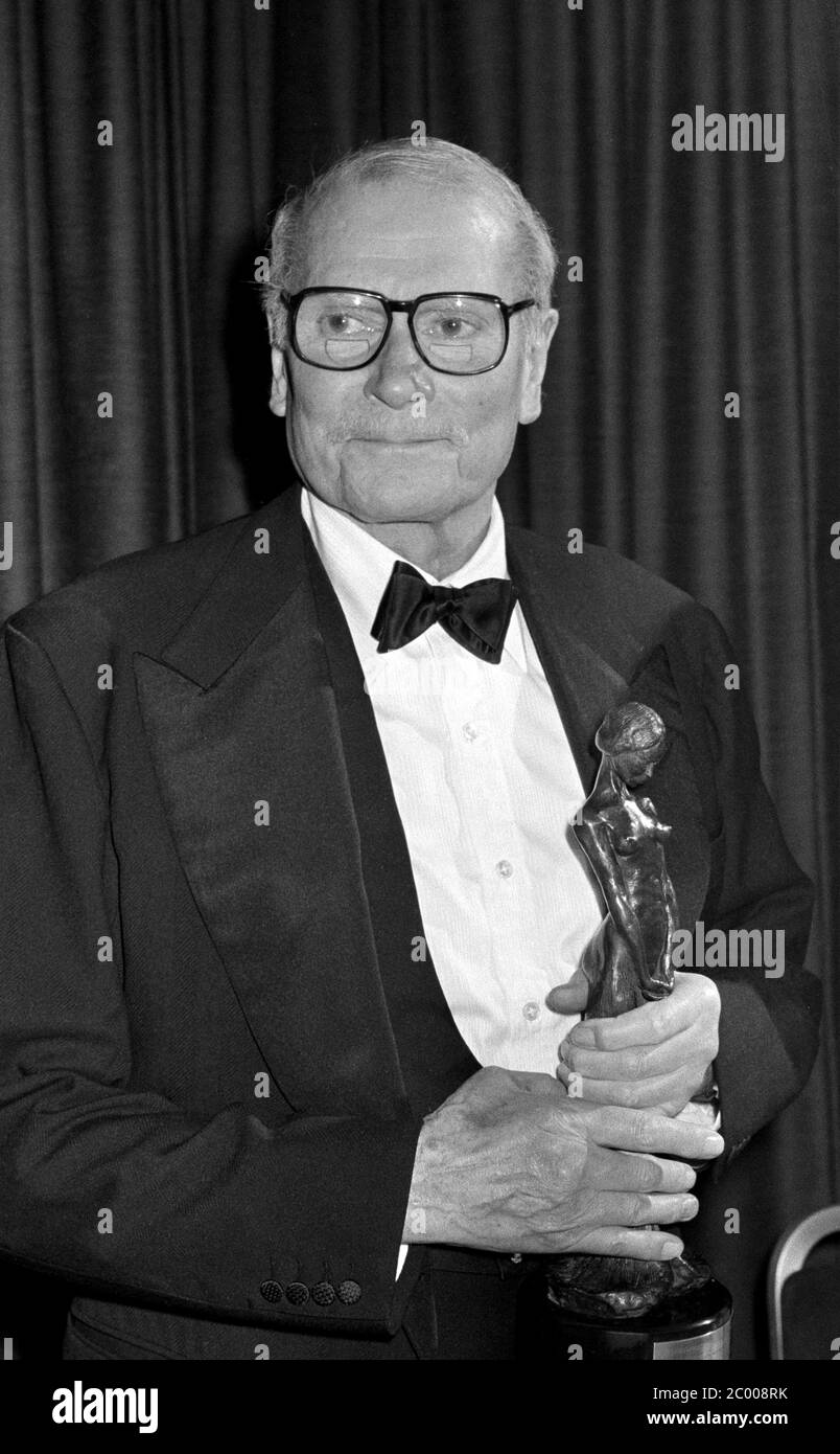 LONDRES, ROYAUME-UNI. Déc 1980: Acteur Lord Olivier au prix du Théâtre de la Société de West End à Londres. © Paul Smith/Featureflash Banque D'Images