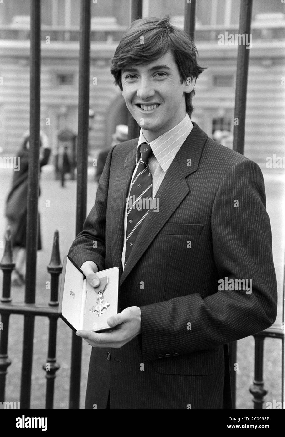 LONDRES, ROYAUME-UNI. Sept 1980: Patineur Robin cousins avec son O.B.E. (Éleveur de l'Empire britannique) médaille devant Buckingham Palace. © Paul Smith/Featureflash Banque D'Images