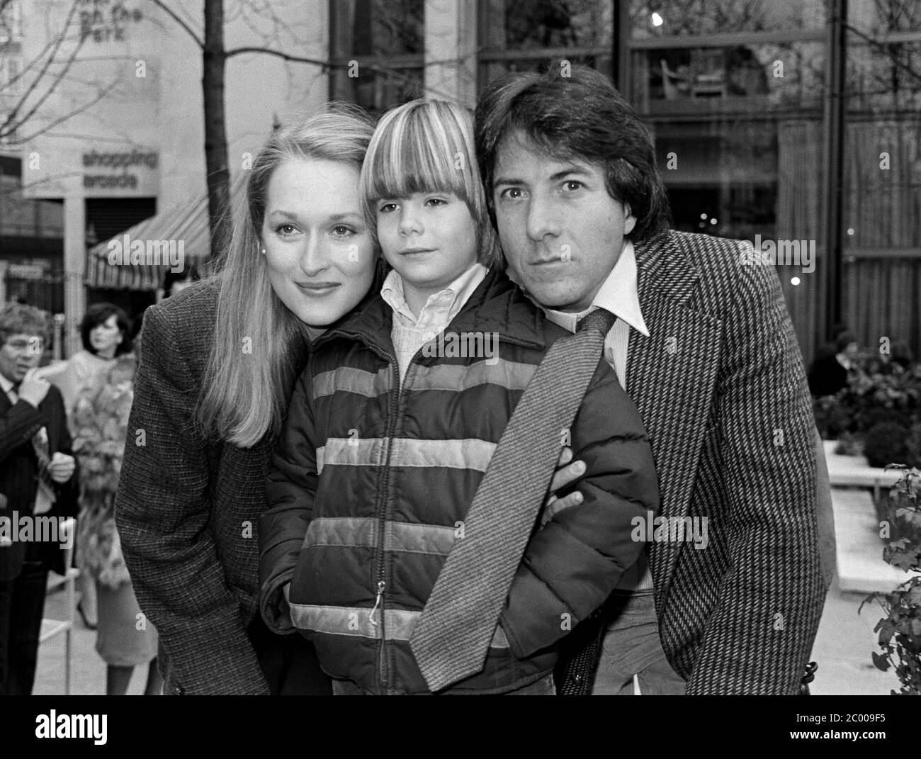 LONDRES, ROYAUME-UNI. 1980 avril : acteurs Dustin Hoffman, Meryl Streep et Justin Henry à photocall pour leur film « Kramer vs Kramer » à l'Inn on the Park à Londres. © Paul Smith/Featureflash Banque D'Images