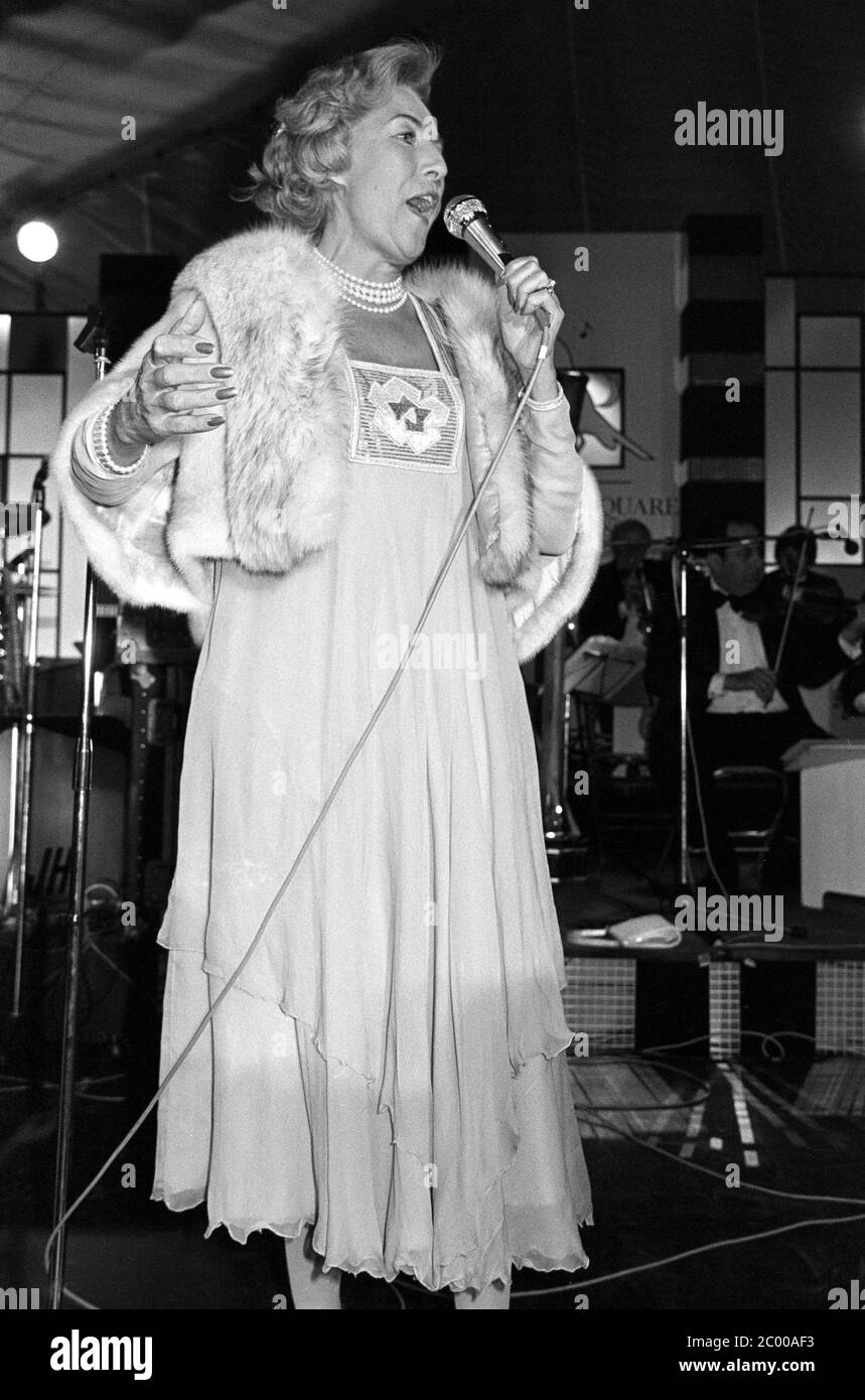 LONDRES, ROYAUME-UNI. 1980 juillet : la chanteuse Dame Vera Lynn au Berkely Square ball à Londres. © Paul Smith/Featureflash Banque D'Images