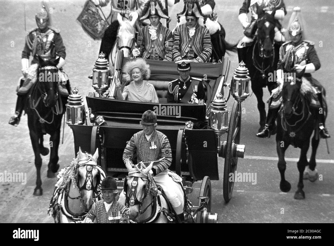 LONDRES, ROYAUME-UNI. 1980 juillet : Reine Elizabeth, Reine mère et Prince Charles, Prince de Galles lors de la procession célébrant le 80e anniversaire de la Reine mère, Fleet Street, Londres. © Paul Smith/Featureflash Banque D'Images