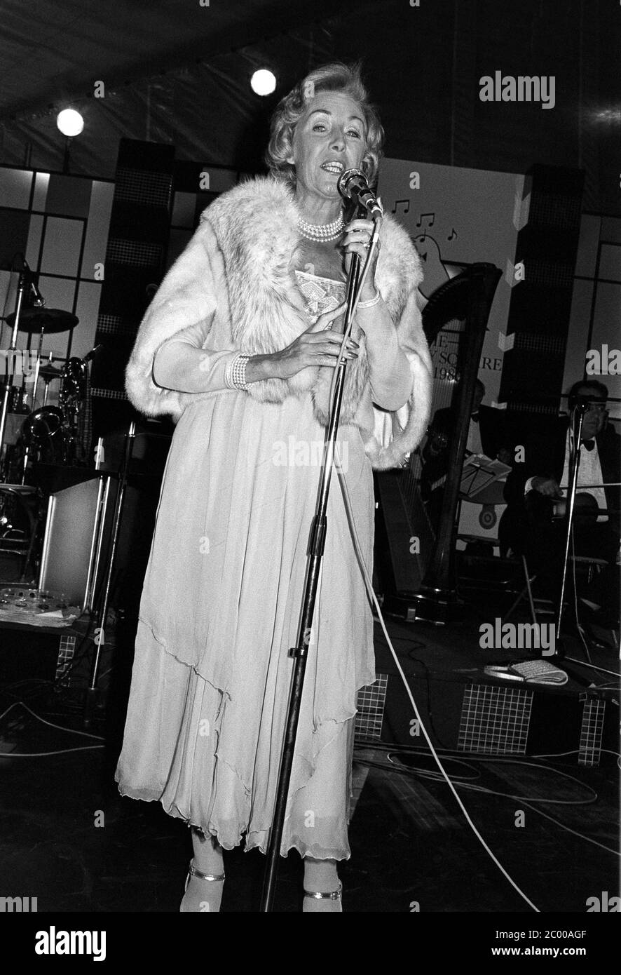 LONDRES, ROYAUME-UNI. 1980 juillet : la chanteuse Dame Vera Lynn au Berkely Square ball à Londres. © Paul Smith/Featureflash Banque D'Images