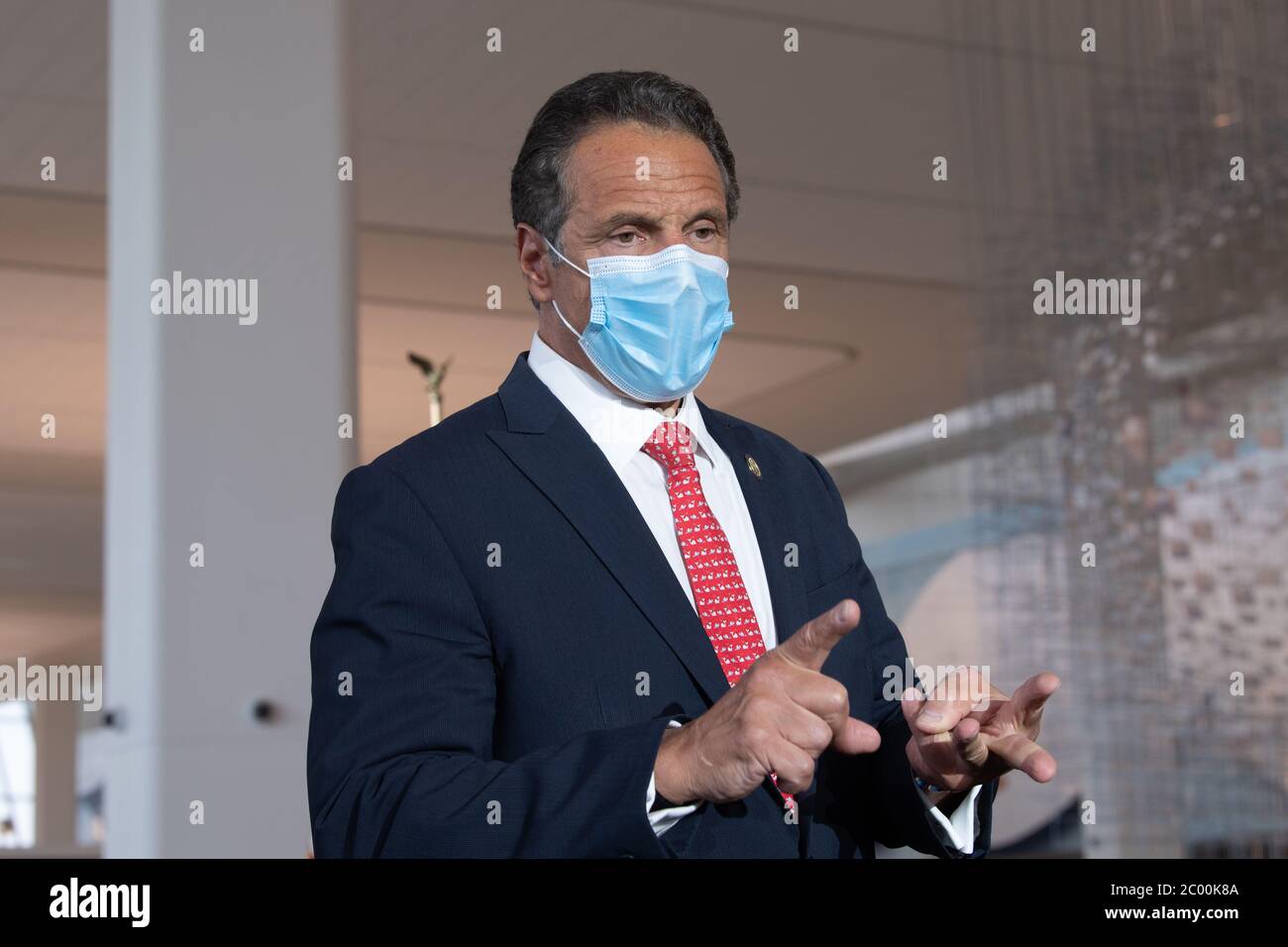 New York, États-Unis. 10 juin 2020. Andrew Cuomo, gouverneur de New York, parle en portant un masque facial lors d'une conférence de presse dans le tout nouveau hall d'arrivée et de départ du terminal B de l'aéroport LaGuardia. La construction d'un nouvel aéroport redessiné a été accélérée pendant la pandémie de COVID-19. Crédit : SOPA Images Limited/Alamy Live News Banque D'Images