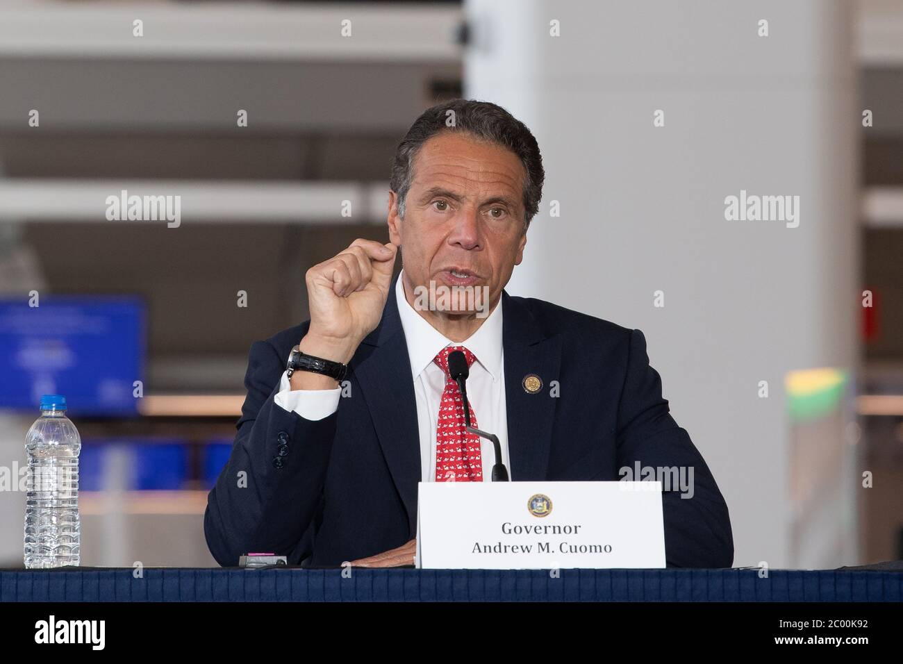 New York, États-Unis. 10 juin 2020. Andrew Cuomo, gouverneur de New York, s'exprime lors d'une conférence de presse dans le tout nouveau hall d'arrivée et de départ du terminal B de l'aéroport LaGuardia. La construction d'un nouvel aéroport redessiné a été accélérée pendant la pandémie COVID-19. Crédit : SOPA Images Limited/Alamy Live News Banque D'Images