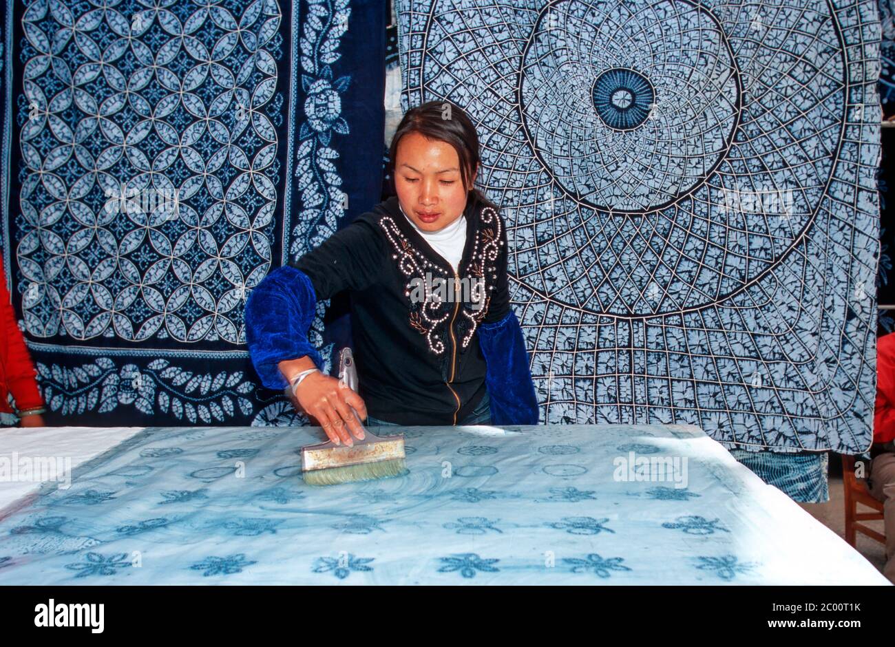 TRAITEMENT TYPIQUE DE BATIK CHINOIS AVEC BLEU INDIGO, ZHOUCHENG, YUNNAN, CHINE Banque D'Images