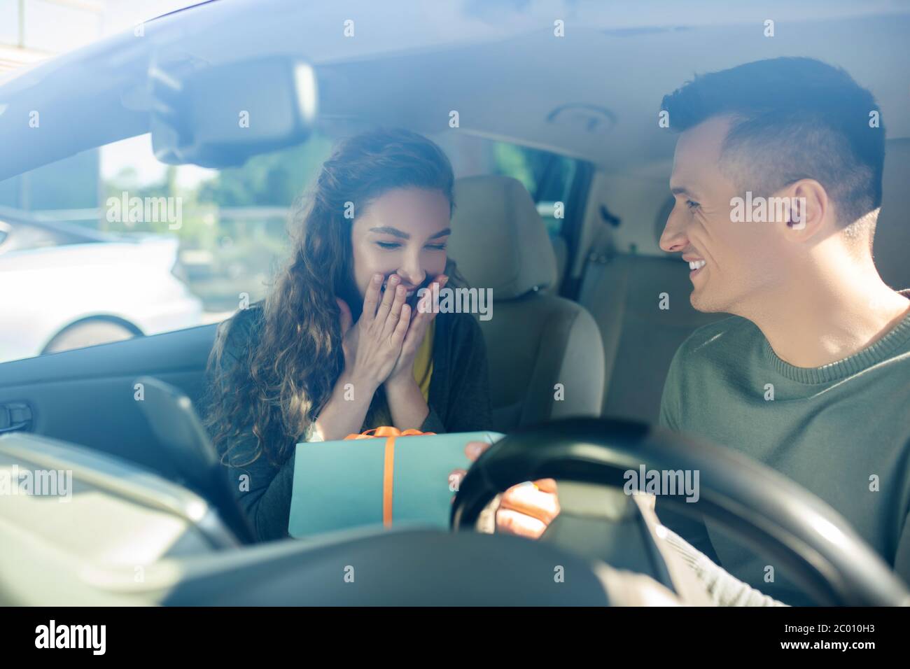 Réjouissez-vous la femme et l'homme souriant avec la boîte dans ses mains Banque D'Images