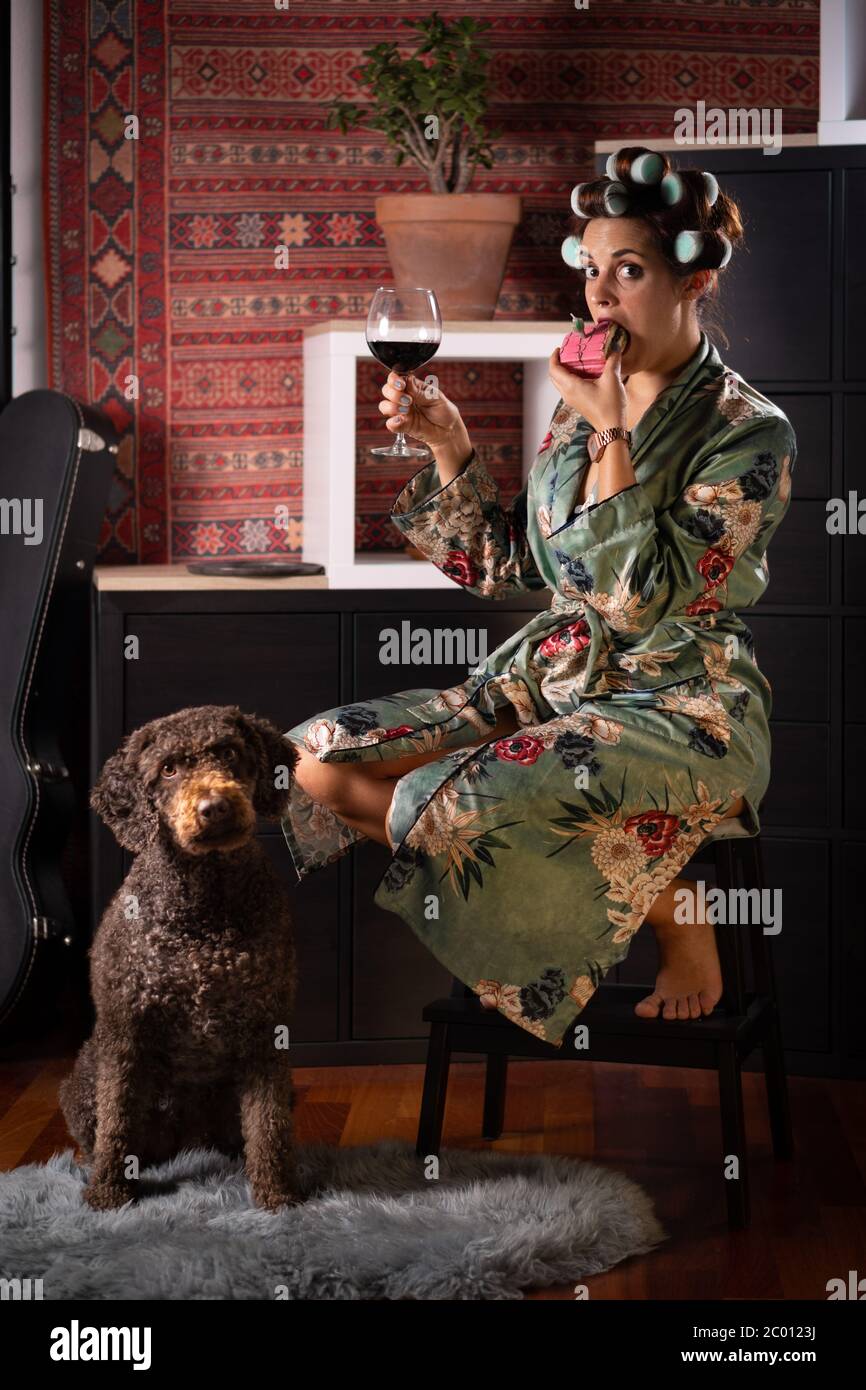 Jeune femme caucasienne célébrant son anniversaire seul avec son chien à la maison Banque D'Images