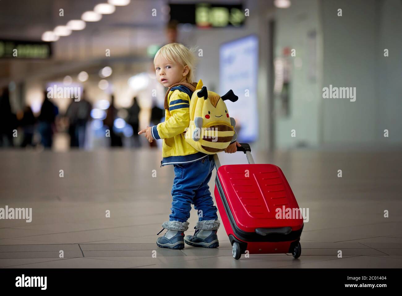 Un Adorable Bebe Attendant D Embarquer Pour Un Vol Dans La Salle De Transit De L Aeroport Pres De La Porte D Embarquement Un Mode De Vie Familial Actif Voyage En Avion Avec Un Enfant Un Adorable Bebe Attendant D Embarquer Pour Un Vol Dans La Salle De Transit De L Aeroport Pres De La Porte D Embarquement Un Mode De Vie Familial Actif Voyage En Avion Avec Un Enfant