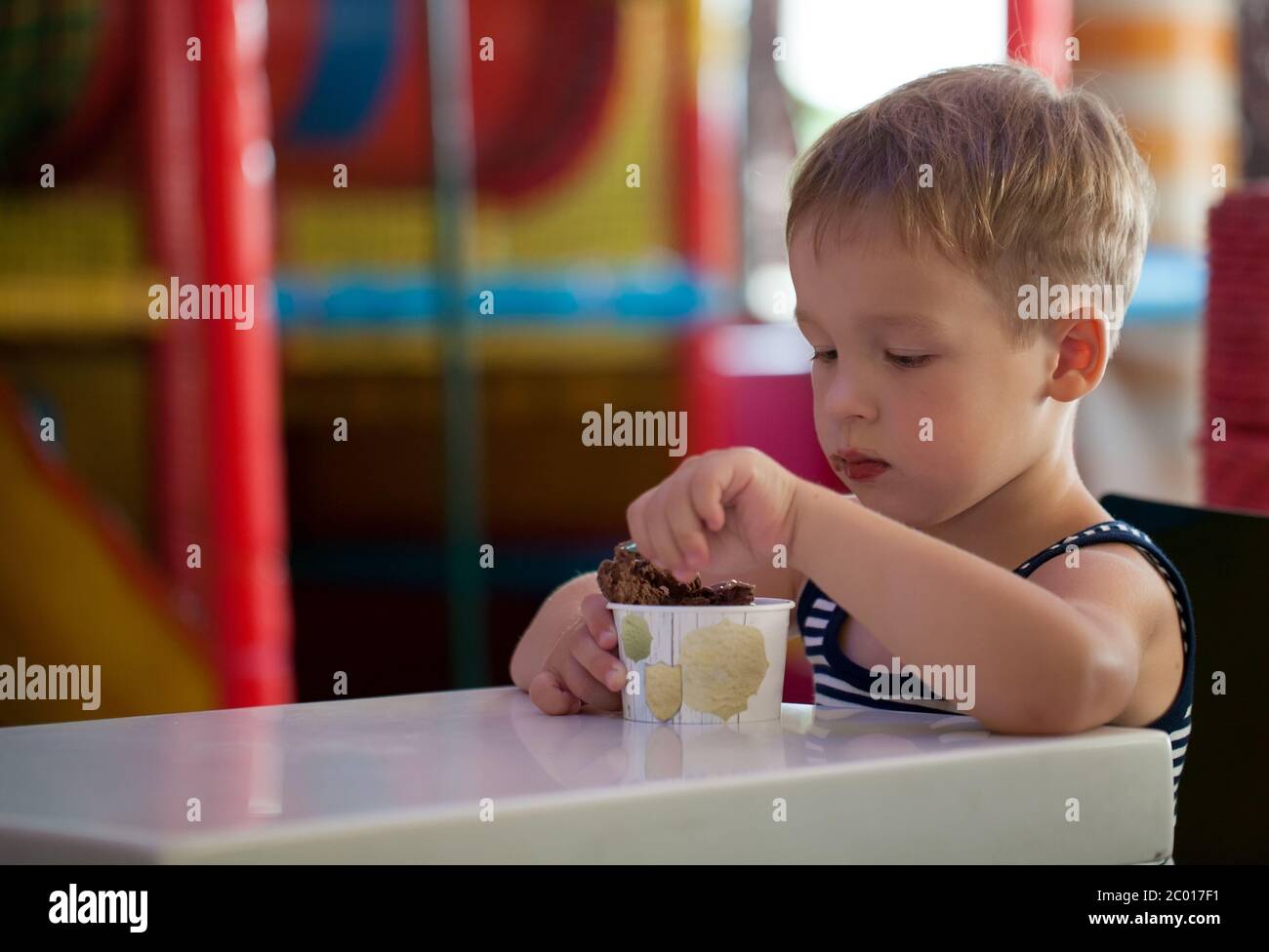 Petit enfant de manger de la crème glacée au chocolat Banque D'Images