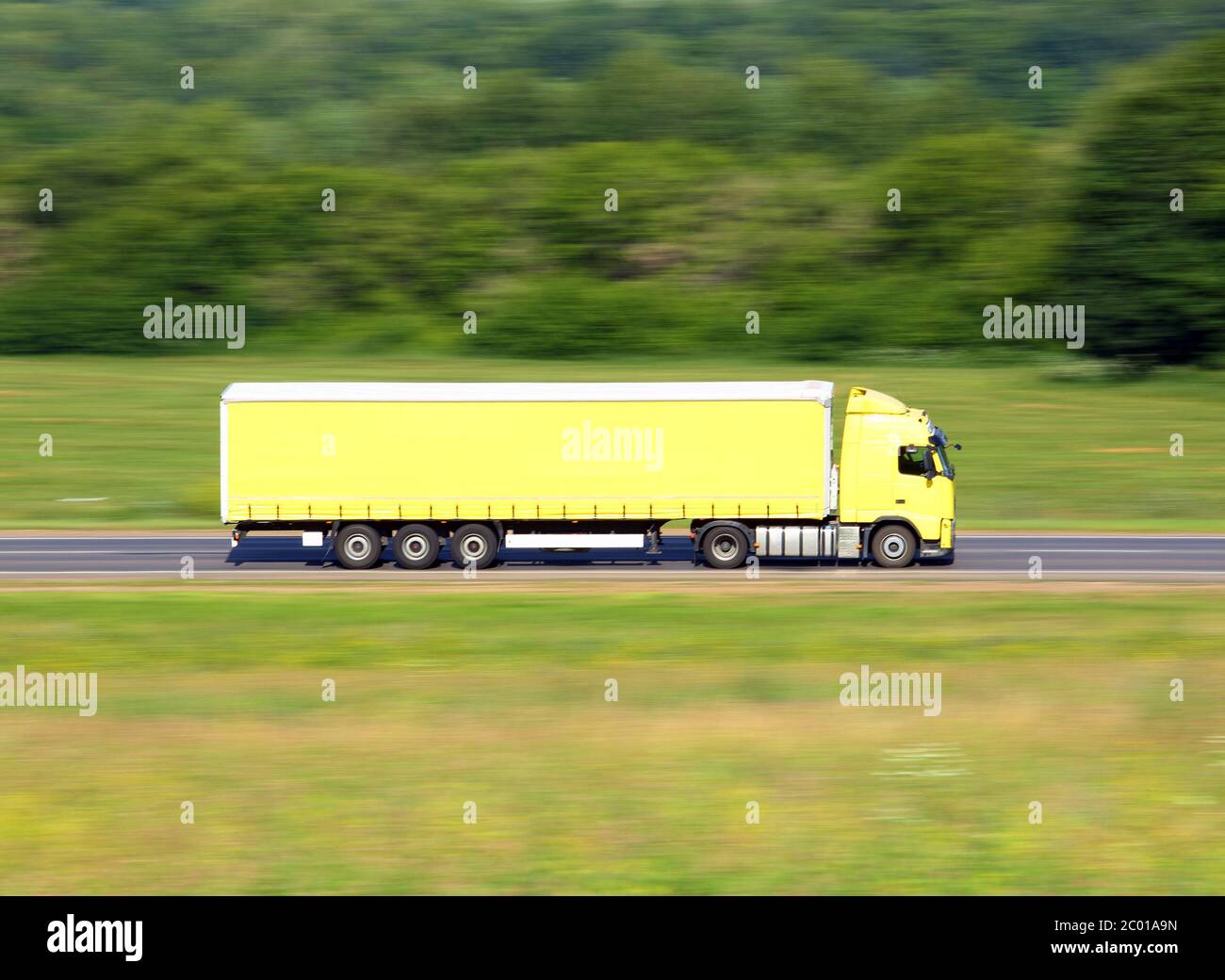 Camion jaune de conduire sur route Banque D'Images