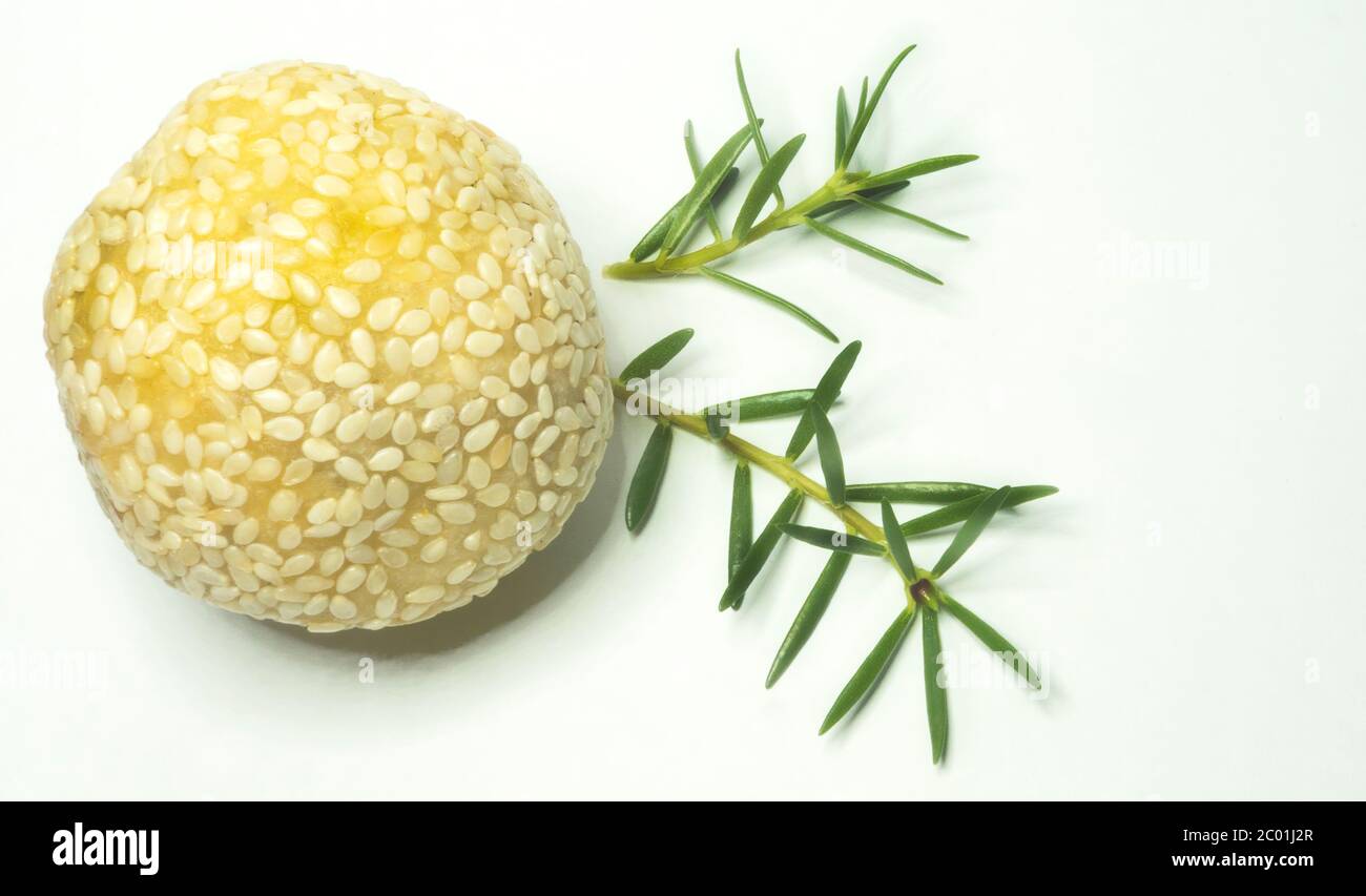 Onde onde, l'un des aliments traditionnels d'Indonésie avec des haricots verts doux qui ont le goût sucré. Cette collation saupoudrée de graines de sésame Banque D'Images
