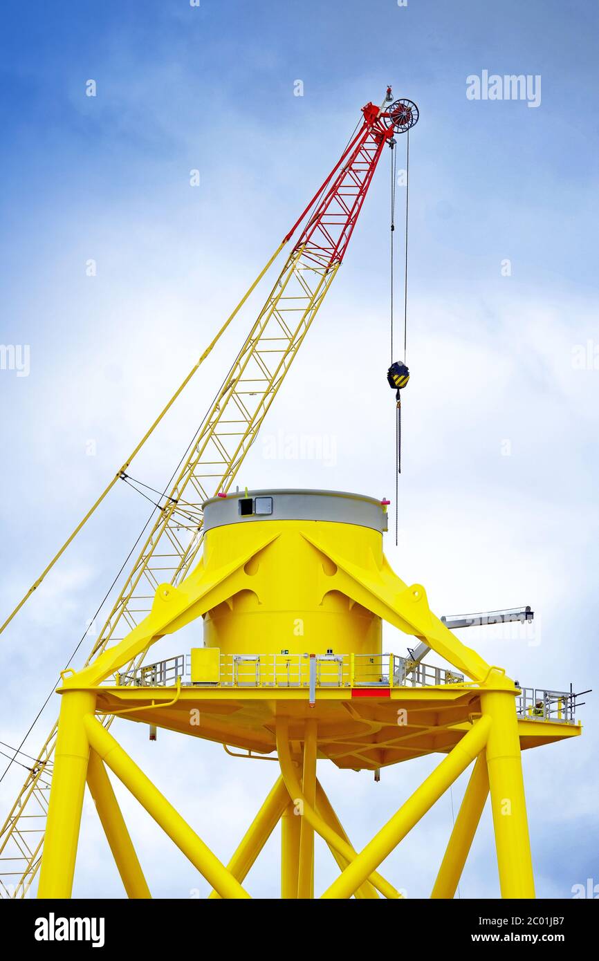 Section supérieure de l'éolienne pendant la construction avec grue Banque D'Images