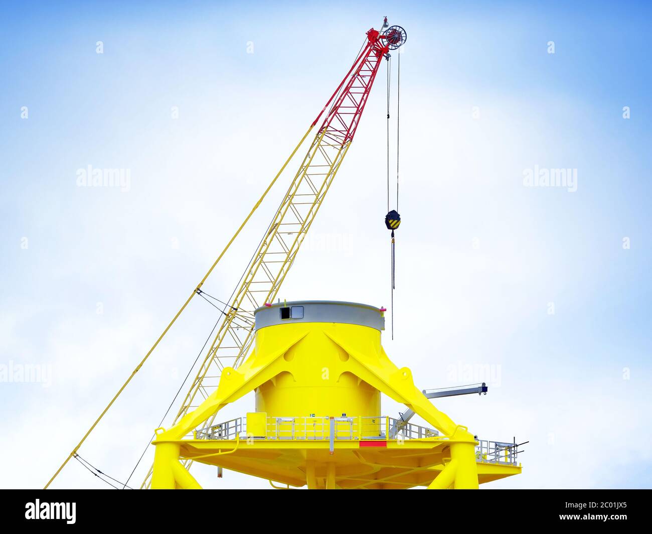 Section supérieure de l'éolienne pendant la construction avec grue Banque D'Images