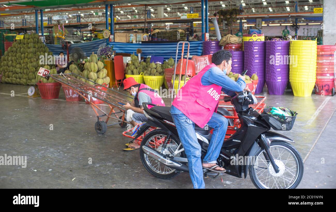 Certains travailleurs de la caisse attendaient d'avoir un service sur le marché, Bangkok Thaïlande Banque D'Images