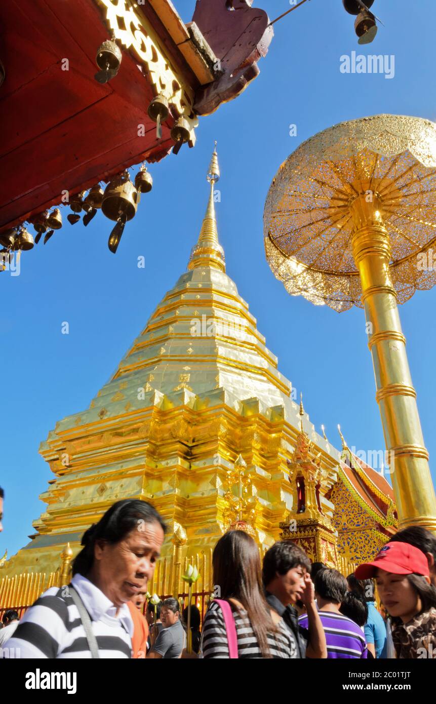 Fin de la journée bouddhiste de Carême au temple Phra That Doi Suthep Banque D'Images