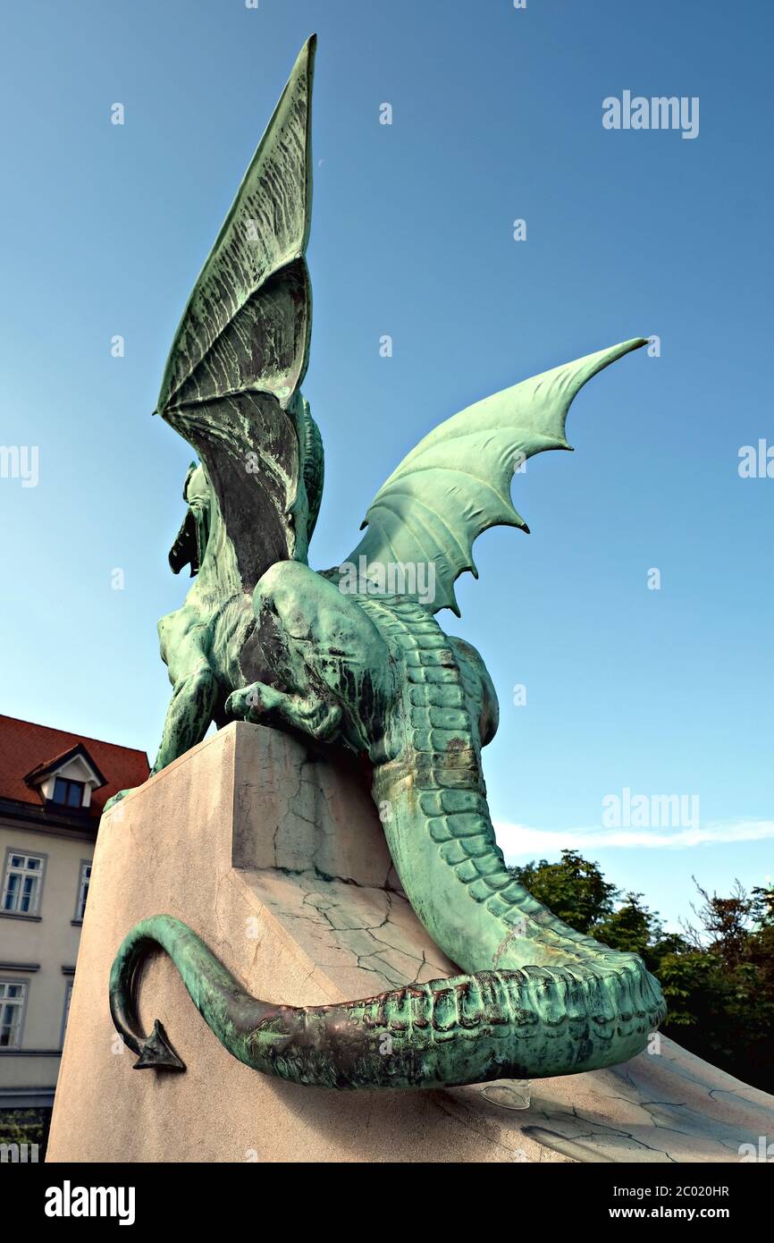 Vue arrière des statues d'un dragon au pont du dragon avec en premier plan la longue queue du dragon à Ljubljana Banque D'Images