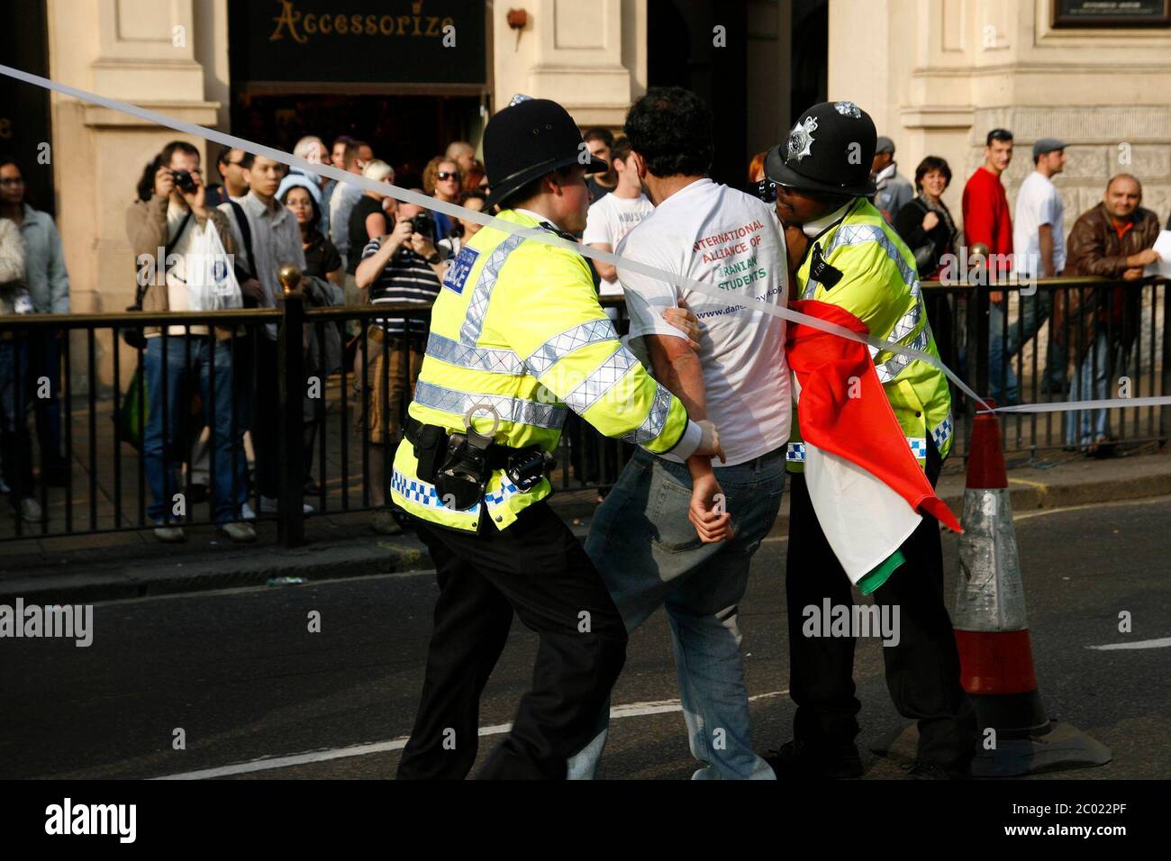 Un dissident iranien opposé à la manifestation d'Al-Quds est arrêté par la police à Piccadilly Circus Londres Banque D'Images