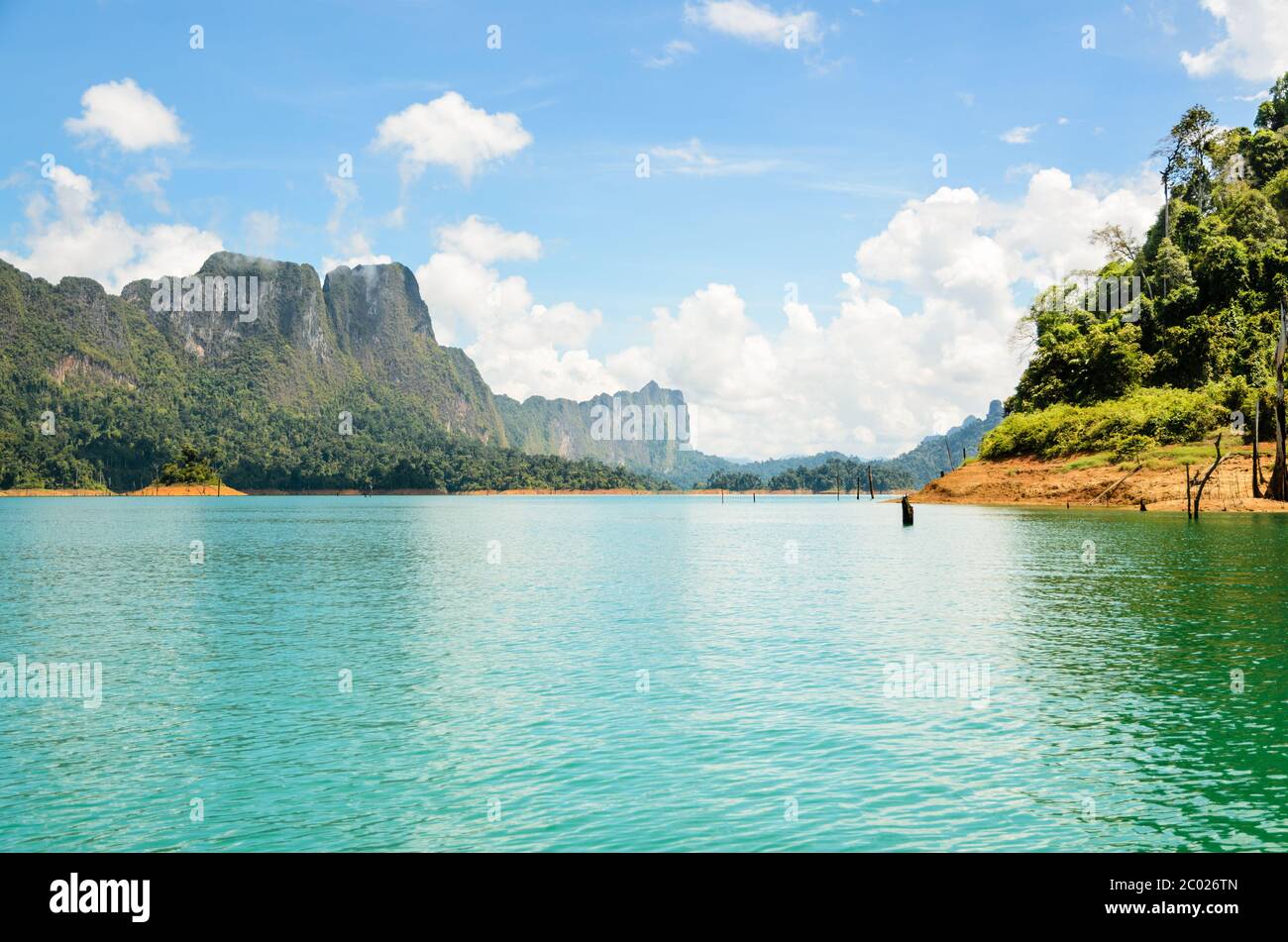 Chaîne de montagnes au-dessus du lac vert Banque D'Images