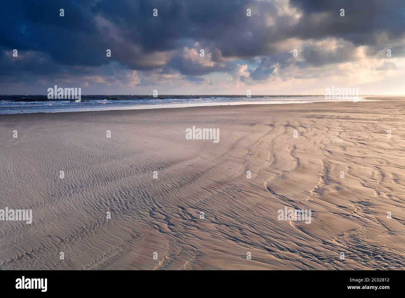 Lever du soleil sur la plage de sable de la mer du Nord Banque D'Images