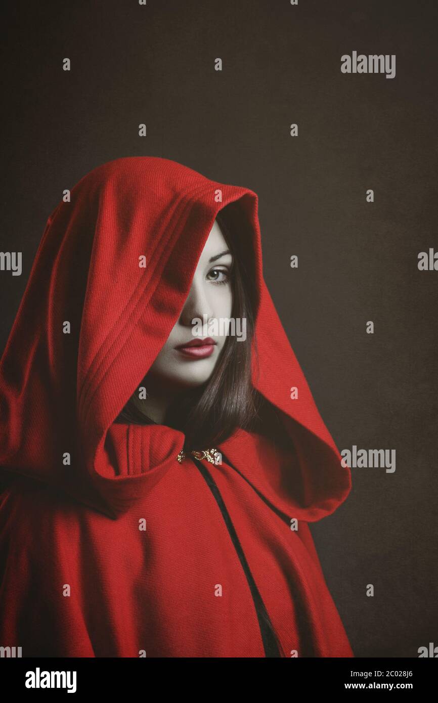 Portrait sombre d'une femme rouge à capuchon . Photo studio fantastique Banque D'Images