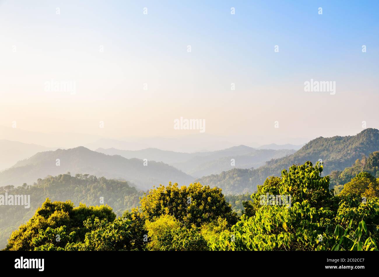 Vue panoramique sur la montagne au coucher du soleil Banque D'Images