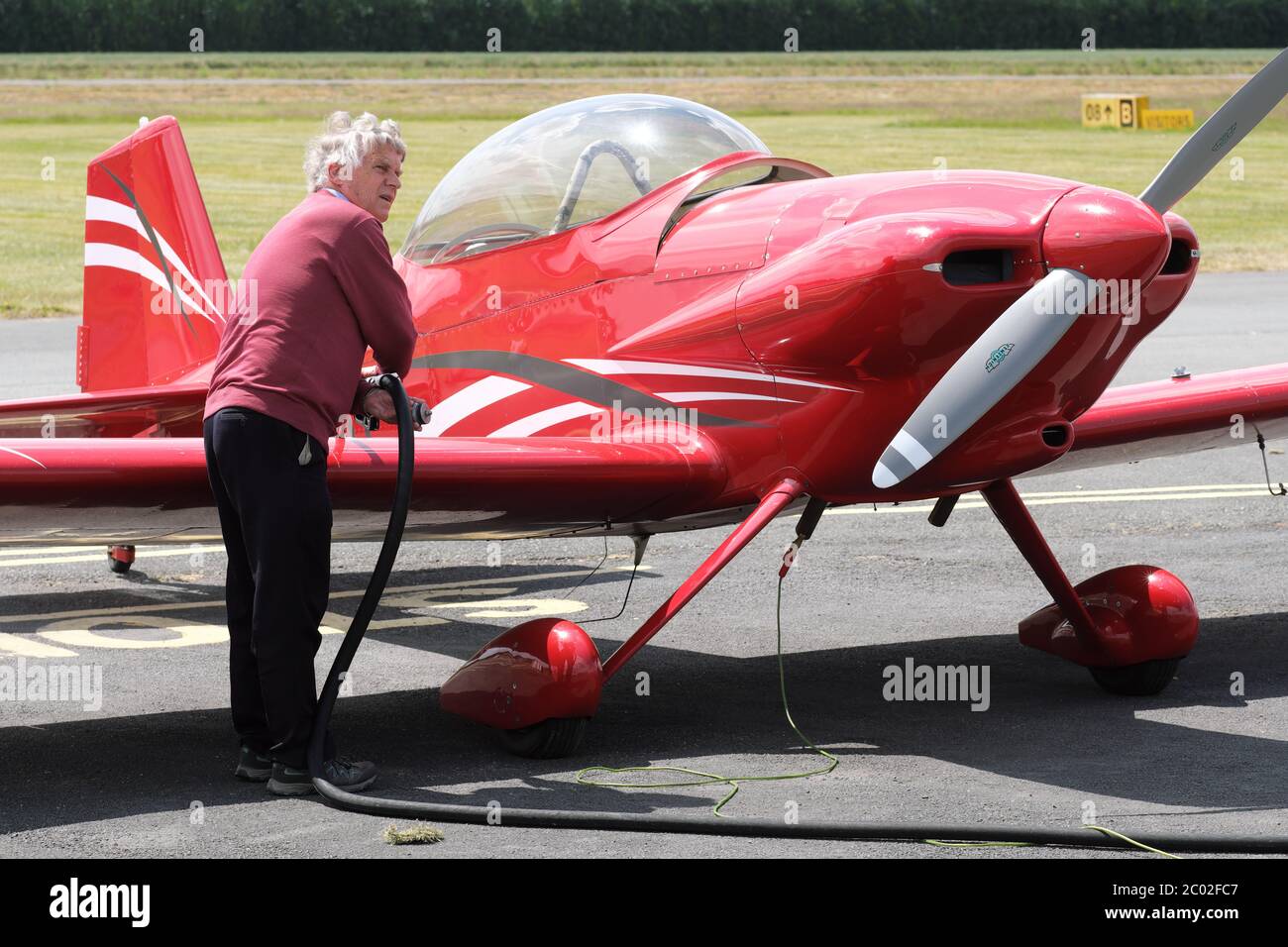 Pilote ravitailleur en carburant d'un avion léger RV-4 dans un aérodrome au Royaume-Uni Banque D'Images