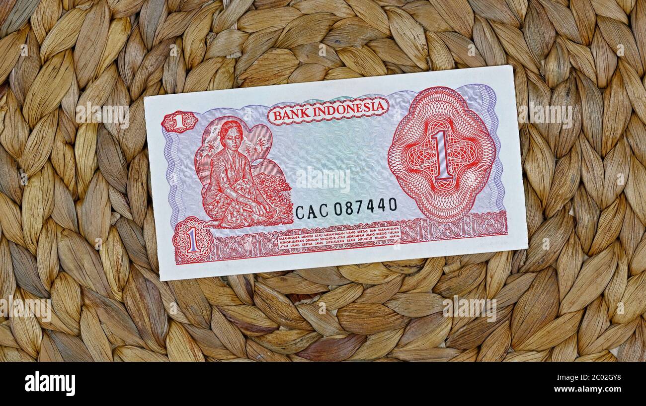 papenburg, allemagne - 2020.06.11: un banknote historique de la rupiah indonésienne de 1968 représentant une femme raclant / râpant la viande de coco -- [credit: joachim Banque D'Images