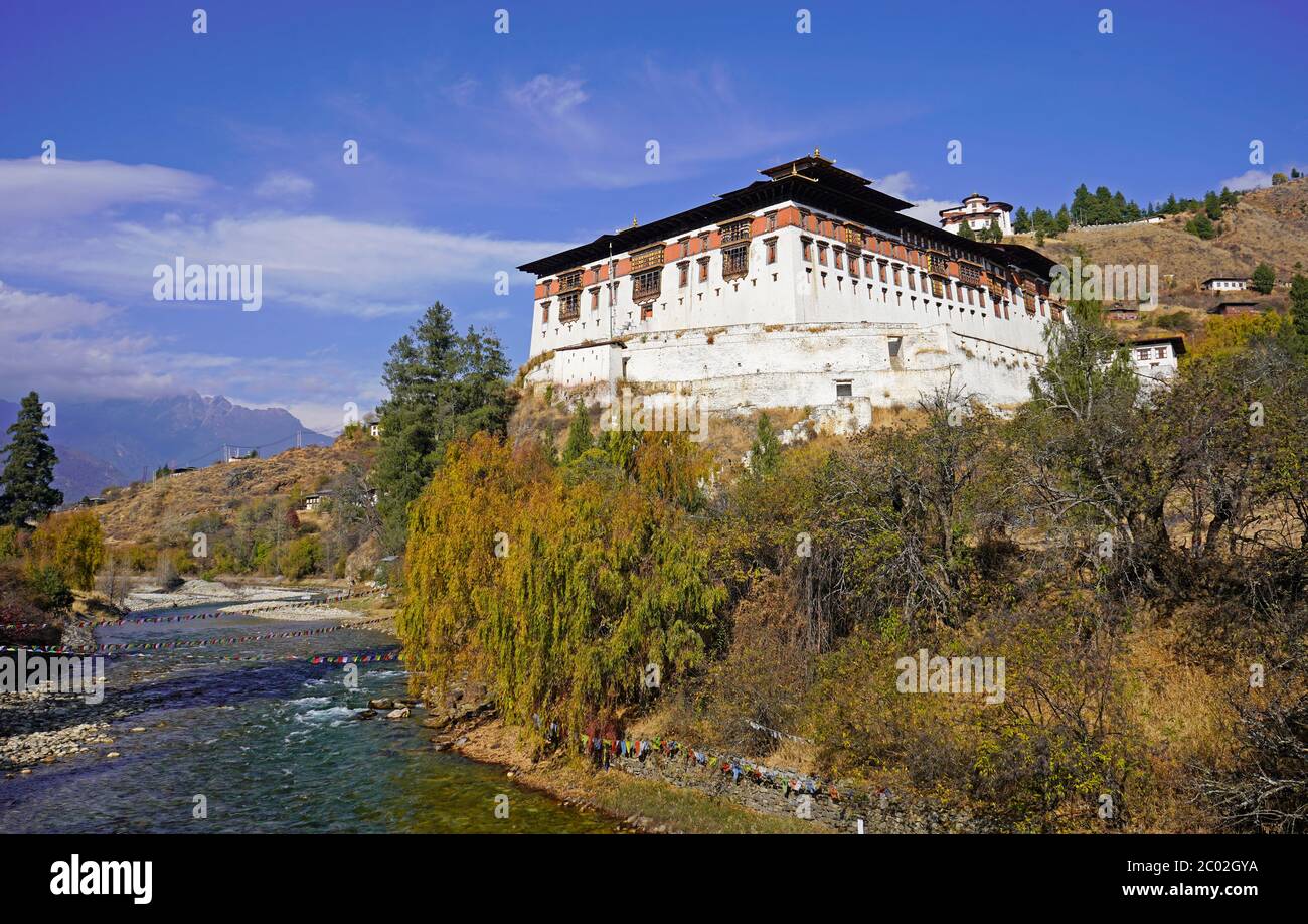 Paro Dzong, rivière, arbres et montagnes, Bhoutan Banque D'Images