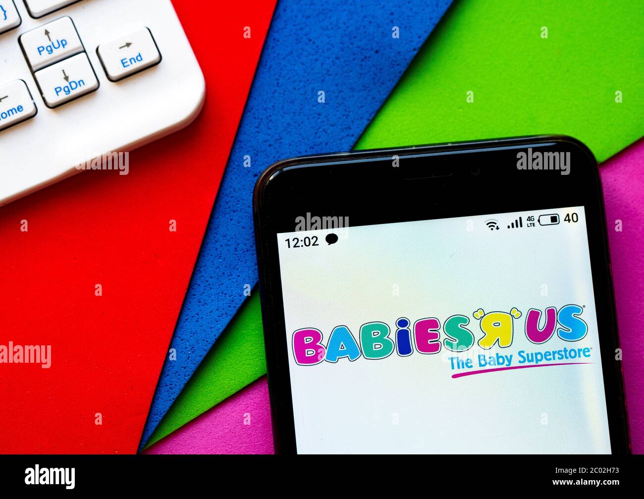 Dans cette photo illustration, le logo e-commerce Babies R US est affiché sur un smartphone Banque D'Images