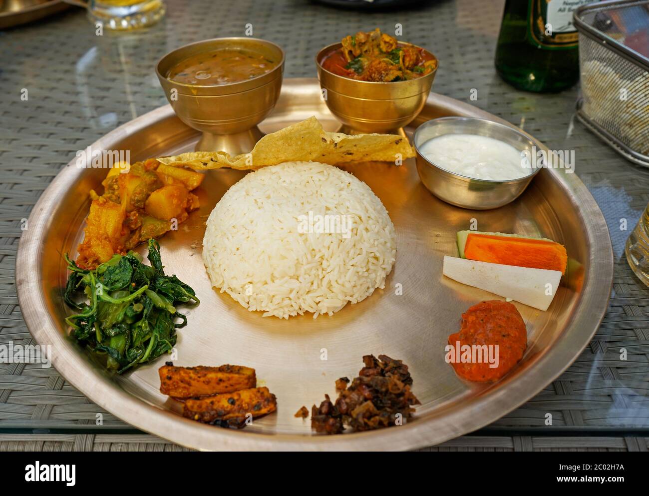 Le traditionnel népalais thali est situé dans le restaurant de Katmandou. Plat, lentilles, poulet, curry, riz, légumes, yaourt, pommes de terre Banque D'Images