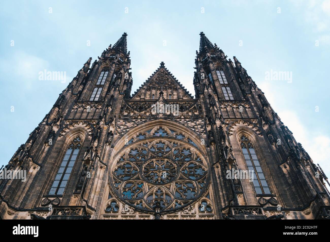 Cathédrale Saint-Vitus sur le château de Hradschin à Prague, République Tchèque, façade avec deux pointes de style gothique Banque D'Images