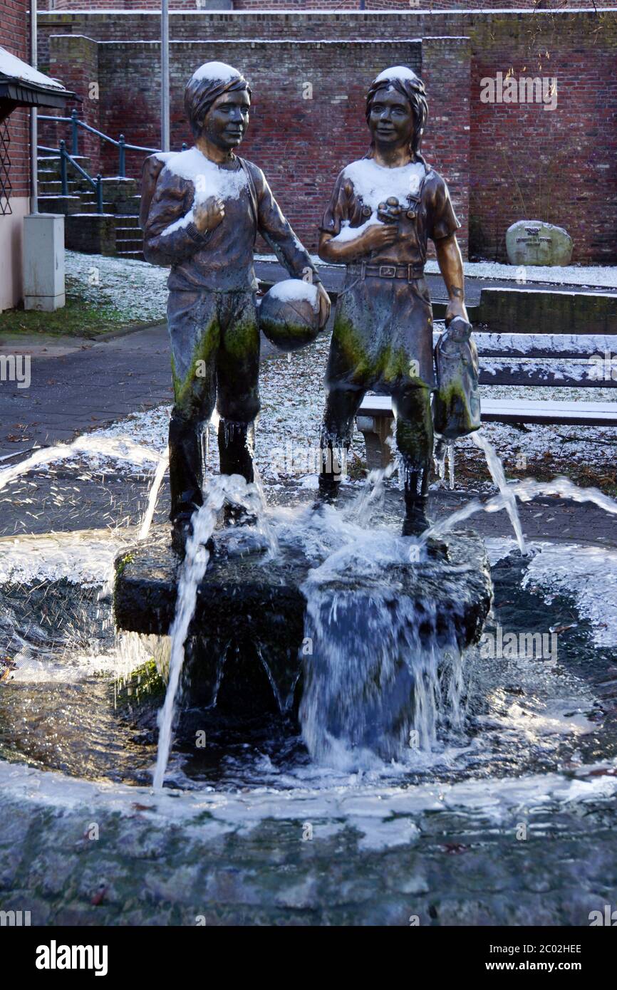 Fontaine avec deux enfants en hiver Banque D'Images