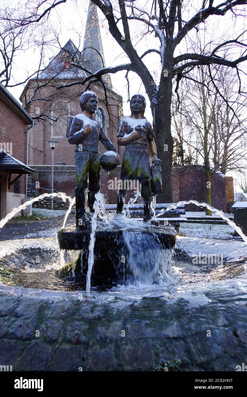 Fontaine avec deux enfants en hiver Banque D'Images