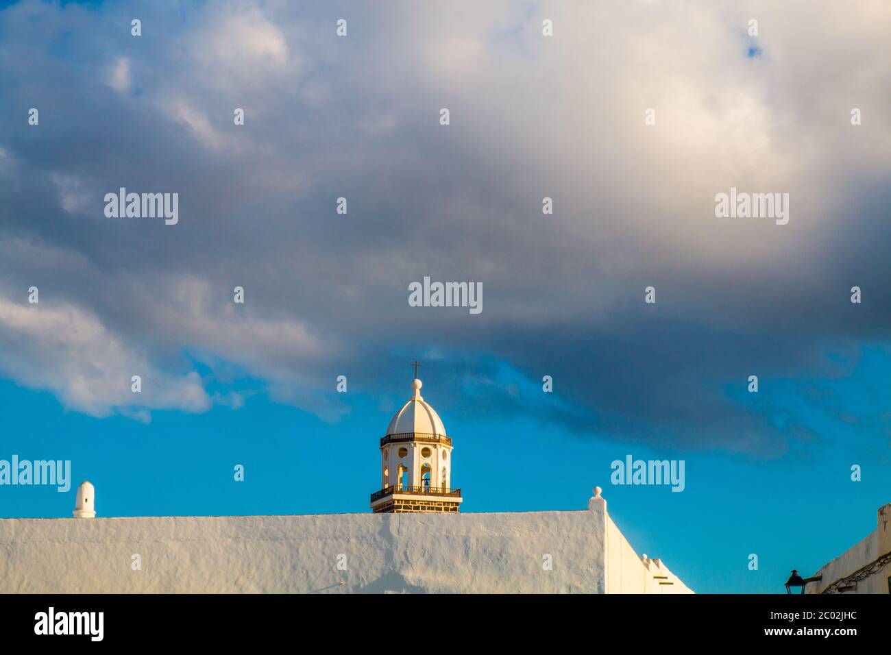 Photos des deux principales villes (une capitale) à Lanzarote, île des Canaries: Haria et Teguise, toutes deux avec l'architecture blanche ancienne et la vie simple. Banque D'Images