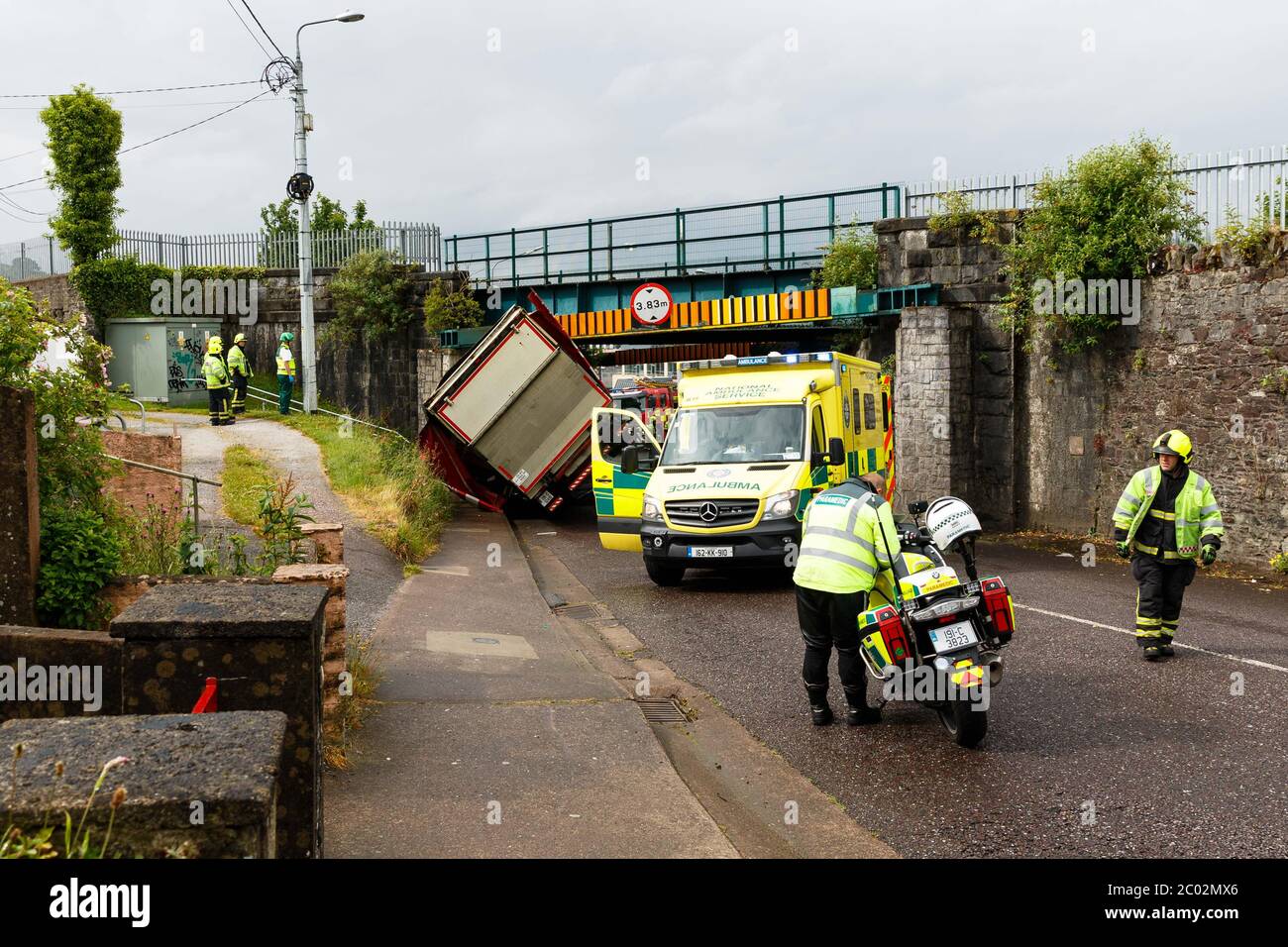 Cork, Irlande. 11 juin 2020. Un camion s'écrase dans Bridge, Blackpool, Cork City. Juste avant 10 heures aujourd'hui, les services d'urgence ont été appelés sur les lieux d'un incident où un camion articulé a heurté un pont ferroviaire sur la colline de Dublin. Le chariot s'est tourné sur le côté lorsqu'il s'est écrasé dans le pont. Il y a des rapports indiquant qu'il n'y a pas de blessures. Les services d'urgence sont toujours sur place. La circulation va voir des retards importants dans la région avec la fermeture de la route et des retards possibles de train jusqu'à ce que le pont soit inspecté. Credit: Damian Coleman/Alay Live News Banque D'Images